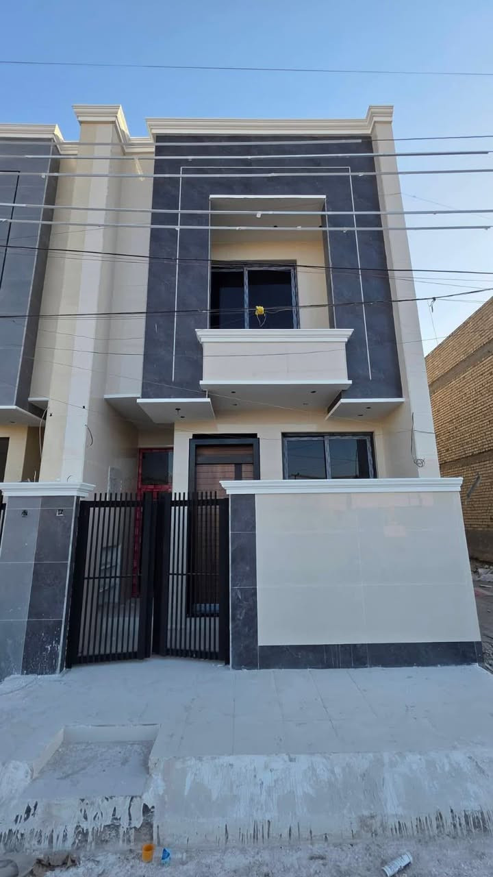 🏠 دار للبيع - الأساتذة / الأربع شوارع

المساحة: 100 متر ( 5 واجهة × 20 نزال )
الموقع: الأساتذة - الأربع شوارع / موقع مميز وقريب جداً على الشارع العام
سنة البناء: 2026 - بناء حديث وجاهز للسكن

التفاصيل:
▪️ 5 غرف نوم
▪️ صالة
▪️ مطبخ
▪️ خدمات عدد 2

📞 للاستفسار والتواصل (واتساب او اتصال):
☎️ ***********
☎️ ***********
