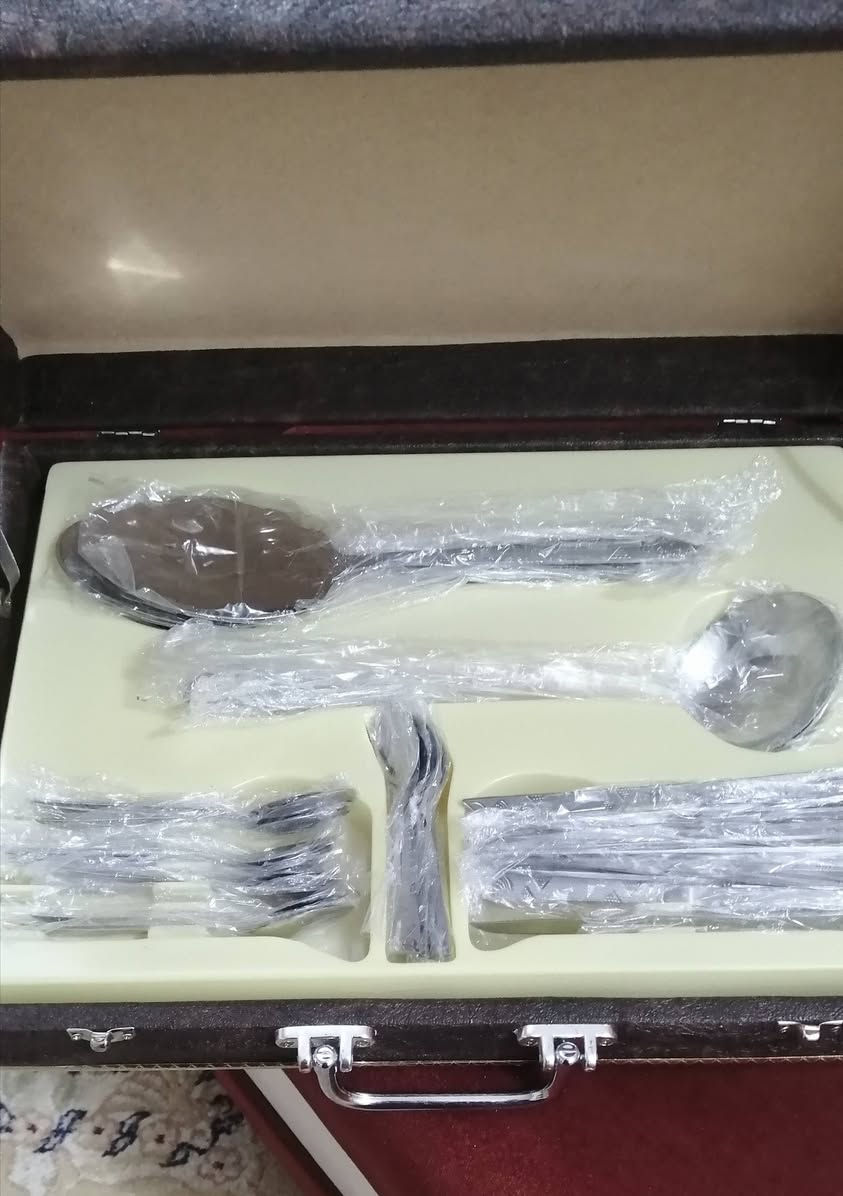 حقيبة تحتوي على ١٠٠ قطعة استسل الاجنبي جديدة للبيع بسعر  ٨٥ الف
