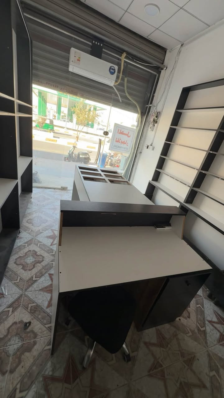 ديكور للبيع
بعده نضيف اخو الجديد ما صار هوايه مـن مشدود 
السعر خاص 
العنوان هيت حي الجمعيه 
الرقم ***********
