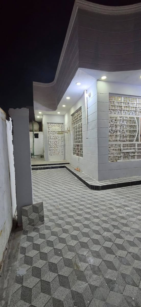 السلام عليكم بيت للبيع بحي ذويوب الاول البيت ركنين يحتوي  على مضيف وصالتين وغرفتين ومطبخ  
المساحه ٢٦٠م
نوع العقار طابو زراعي 
للتواصل *********** ياسر عطروز
