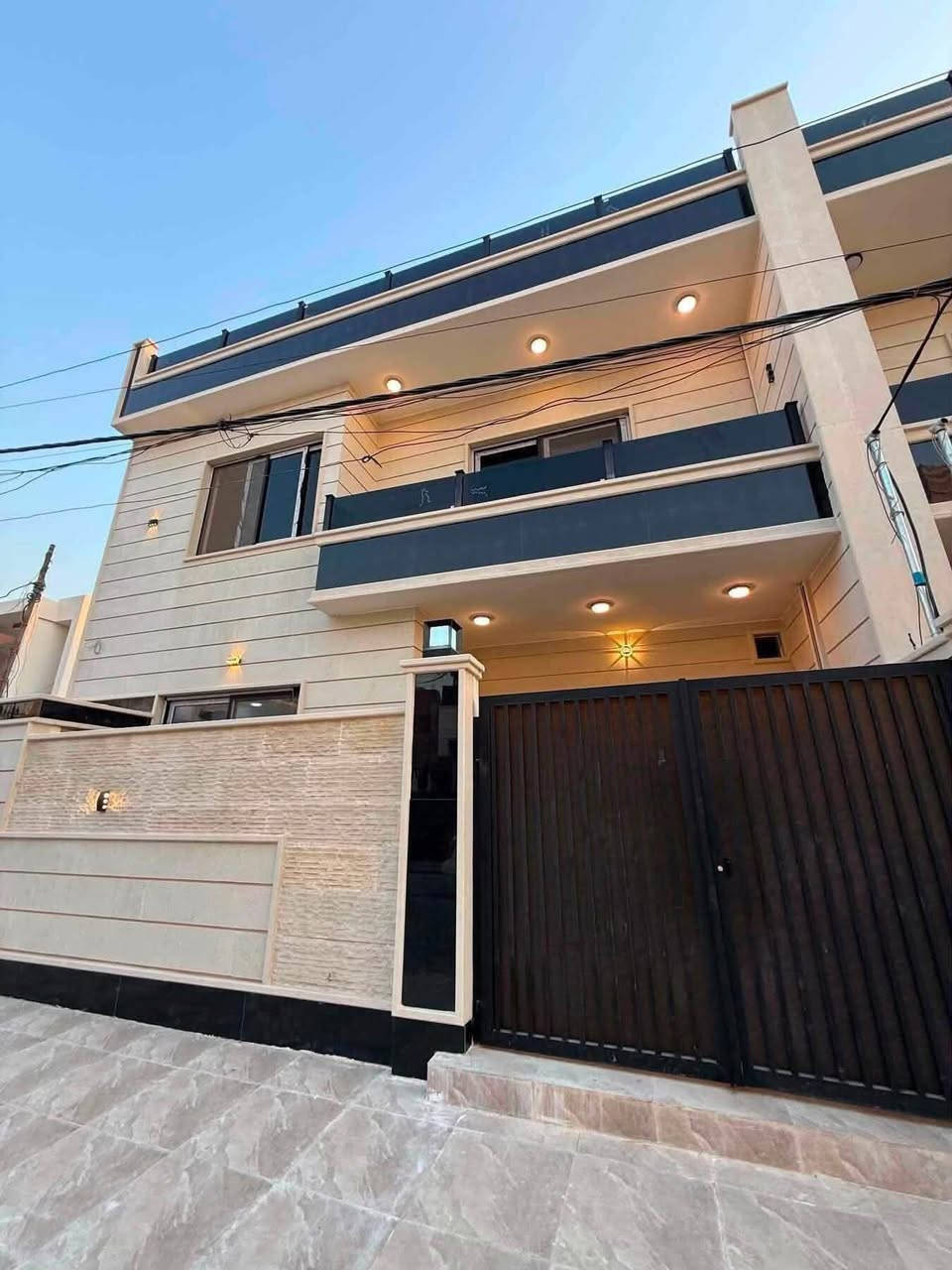 🔴عقار للبيع من :
🔴عروض مكتب (( العلاف لتجارة العقارات )) 🌟

🏠دار بن للبيع مساحة كل دار 140 متر الواجهة 9 متر 

🛑طابقين بناء حديث فول مواصفات (( Zero ))🌀

1️⃣الطابق الاول : غرفة نوم + هول + استقبال + مطبخ كراج + صحيات 🚾

2️⃣الطابق الثاني : ثلاثة غرف نوم + هول + بلكونة +  سطح + مخزن + صحيات 🚾

📄سند تجاري ملك صرف / شرط القرآر التمليك والتحويل 

❌لانتعامل برفع سعر العقار عن سعرة الآصلي نجمع البايع بالمشتري مباشرتأ _ لا نوقف البيعة بخلاف عن الدالية

🛑موقع مميز جداً 💥

🌍الموقع / حي الزهور  قرب (( مطعم قصر السلطان  )) 🏭

🔴يقع على شارع 12 متر تبليط  💠

للاستفسار 

⏮️مراجعة مكتب العلاف لتجارة العقارات 🌟

أو الاتصال 

☎️ أسيا ***********

أو

 ☎️ كورك ***********

⏪️مع العلاف للعقار استثمارك في آمان ⭐️

🌐عنوان المكتب / الموصل _ حي الزراعي قرب جسر السويس 🔥

📌نستقبل عقاراتكم وطلباتكم العقارية .
