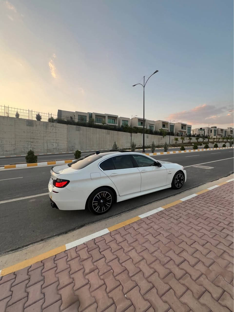 BMW F10 2011 
خةليجی عڕوش فول مواسةفات كامل M 
سالصاي سپؤرت دةعامي بؤ دةعامي بة شةرت مةكينة مةرخوبي نؤضل كورت گيرو مةكينة بة شةرت 
*********** السليمانية, العراق
