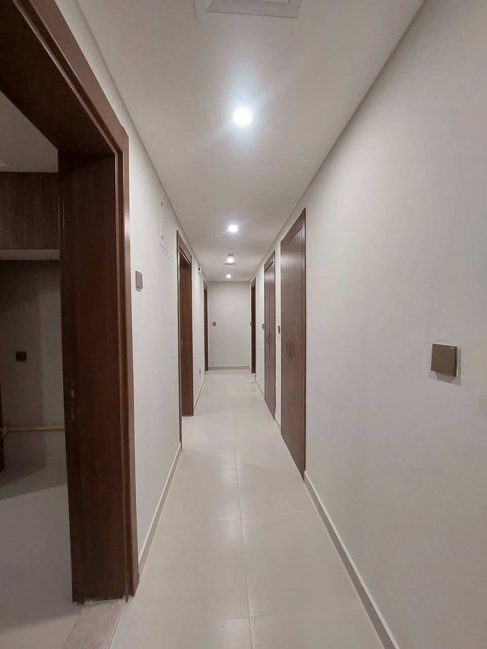 شقة مميزه للايجار
في مجمع بروج السكني 
✨️بتوزيع عملي ومناسب للعوائل والمقبلين على الزواج
✨️مساحة الشقه١٦١م تحتوي على 
✨️غرفة نوم ماشتر(حمام+غرفة نوم)
✨️ وغرفة نوم عاديه
✨️٣ حمامات
✨️غرفة لوندري+غرقة خزن
✨️مطبخ مجهز
✨️صالة
✨️وشرفة بلكونه واسعه وباطلاله مميزه 
للاستفسار والتواصل  ***********
