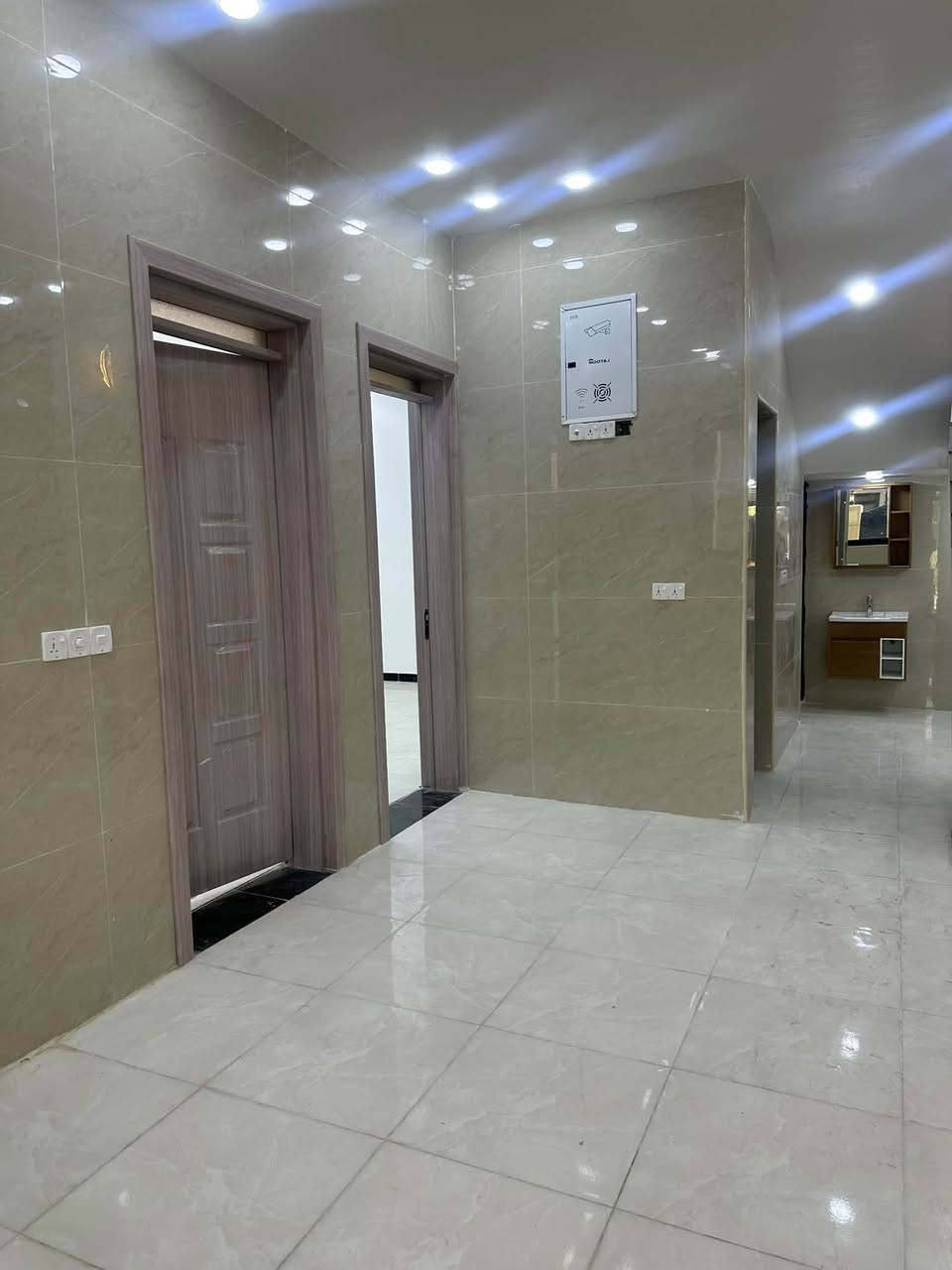 دار للبيع  🏠مساحه ١٠٠ متر واقع حال ب١٣٠ متر ٤ غرف نوم ٤ حمام بناء درجه أولى  📍البوعيثه مجمع شواطئ دجله  يبعد ٥٠ متر عن الشارع العام فرع سوبر ماركت الورده لاستفسار ***********
