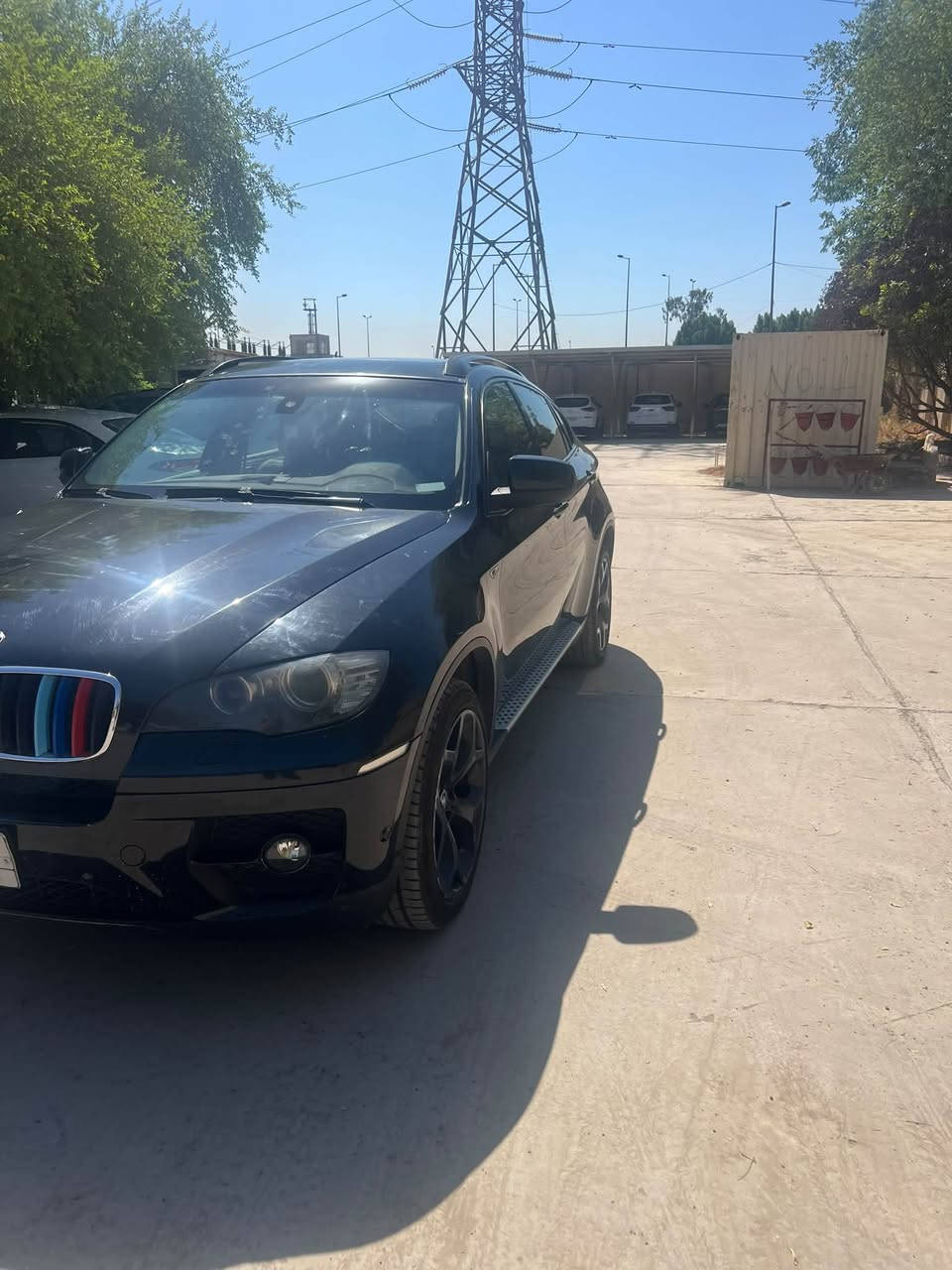 السلام عليكم 
بي ام x6 خليجي 
موديل ١٢ 
محرك ٣٥٠٠ بانزين 
ماشيه ٨٥ الف كيلو 
فول مواصفات 
سياره نضيفه كير محرك صدر جديد عليها ادامه 
بيه صبغ كما موضح بالسونار بسبب مخلفات الطيور صارعليها صبغ بدون حادث والسونار مرفق 

السعر ١٣٣ 
الاتصال ***********
