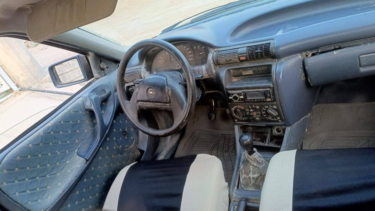 @إشارة
*🚗 للبيع اوبل استرا موديل 1995 🚗*

*المواصفات:*
- الگير: عادي
- الحالة: نظيفة - سيارة بيت
- *ملاحظة: المحرك بي تبخير خفيف*

*السعر:* 30 ورقة وبيها مجال  
*المكان:* حديثة - الانبار  
*رقم الاتصال:* ***********
