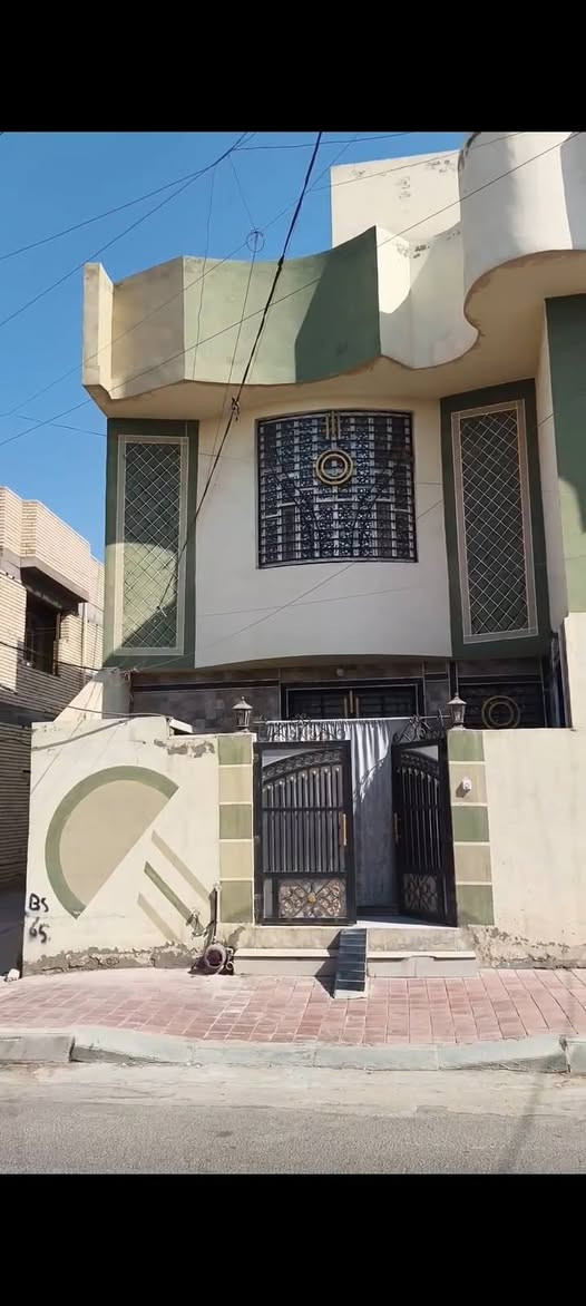 بيت للبيع
موقعه جداا راقي في وسط قضاء الهنديه طويريج شارع بلديه فرع العلوه 
خدمات فلو يمه  بيت ركن لبيت طابو صرف بسم شخص واحد
للبيع للبيع
مساحته ١٥٠ ركن ١٠ في ١٥ 
مكون من طابقين
الطابق الارضي غرفه وصاله وستقبال ومطبخ حار وبارد مجمع صحيات داخلي مجمع صحيات خارجي طارمه 
طابق الثاني مكون من غرف ٣ وصاله كبيره 
السطح كامل بيتونه كامله بل ضافه الى ستارته 
بناء حديث سنه ٢٠٢٤ كمل بناء لبيت عباره عن ديكورات كله سعر لبيت ٢٣٥ مليون مجال بسيط 
باقي تفاصيل تصال او خاص***********
