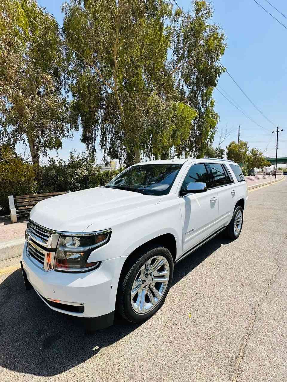 تاهو بريمير‏ CHEVROLET PREMIER 
الموديل: 2020 
المشي: 53 ألف Mile
السيارة وارد امريكي رقم بغداد بأسمي
السيارة فور ويل 4X4 مواصفات كديلاك محرك 6200 وكير 10 سرعات (عادي + اوتو)

* المقاعد قرميدي  Vip مع تدفئة وتبريد مع تحكم كهربائي للجميع وكرسي السائق هزار عند اقتراب السيارة من اي شيء مع مناخ منفصل وتبريد ثلاث قطع

* شاحن لاسلكي + باب الصندوق كهرائي مع استخدام القدم مع رادارات امامية وخلفية وحساسات امامية وخلفية 

* خاصية التوقف الذاتي بالمنحدرات وكذلك البريك التلقاىي المفاجئ
* خاصية الـ Display up لعرض المعلومات على الجامة الامامية مقابل السائق وكامرة خلفية اصلية وخمس بصمات ابواب وتشغيل عن بعد

* ويل حجم 22 كروم مع إطارات برجستون والدبلات الخلفية چوبلس 
* دوسة كهربائية تختفي مع غلق الباب بالاضافة الى مواصفات اخرى كثيرة..

* السعر: 385 (ثلاث شدات و 85 ورقة)

* مكان السيارة: محافظة ميسان- العمارة
(الحادث بسيط فقط الجاملغ الأيمن وبدون أي ضرر للبنيد او مقدمة السيارة) 
للاستفسار التواصل وتساب ***********
