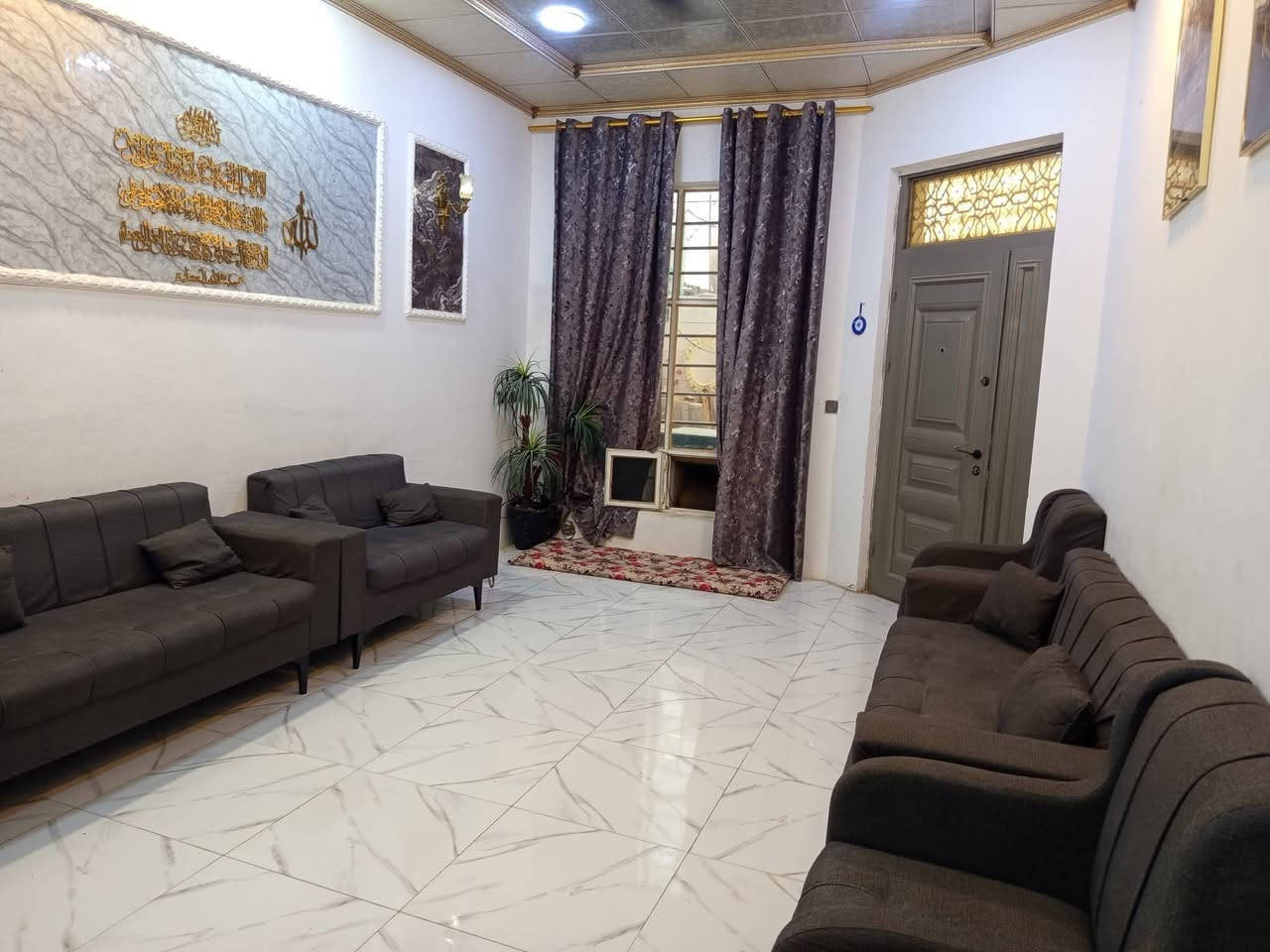 دار للبيع 150م طابو زراعي سند 25 مكاتبه ووكاله تستلم بناء وتصميم وديكور درجة اولى يتكون من استقبال وغرفتين نوم وصاله ومطبخ وصحيات داخليه وخارجية وبيتونه وكراج خدمات ماء وكهرباء وتبليط وخط مولد وإنارة أم العضام العثمانية شارع العوادل السعر76مليون  وبي مجال للشراي تفاصيل اكثر داخل الفيديو للاستفسار خاص او ***********

نص مكتوب في الصور:
- الشركة العقارية المتحدة UNITED REAL ESTATE COMPANY البيت الي بتحلم بيه بين ايديــك 19555 HOTLINE