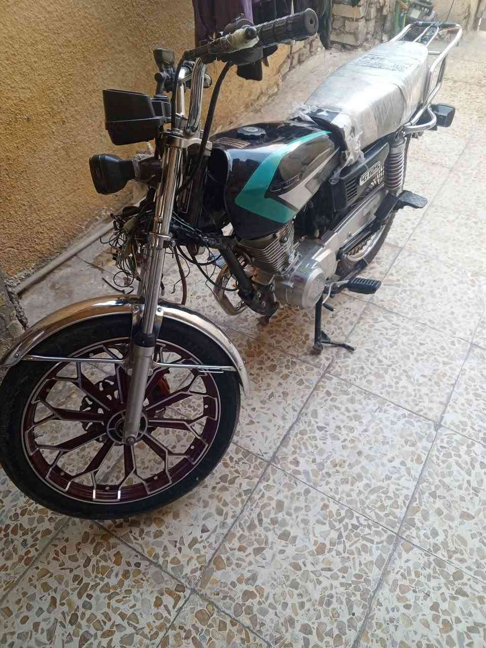 سلام عليكم دراجه يراني اربعه كير البيع دراجه نضيفه عوزه كبريتر ولايته سعر 500وبه ماجال مو شراي لا يعلق***********
