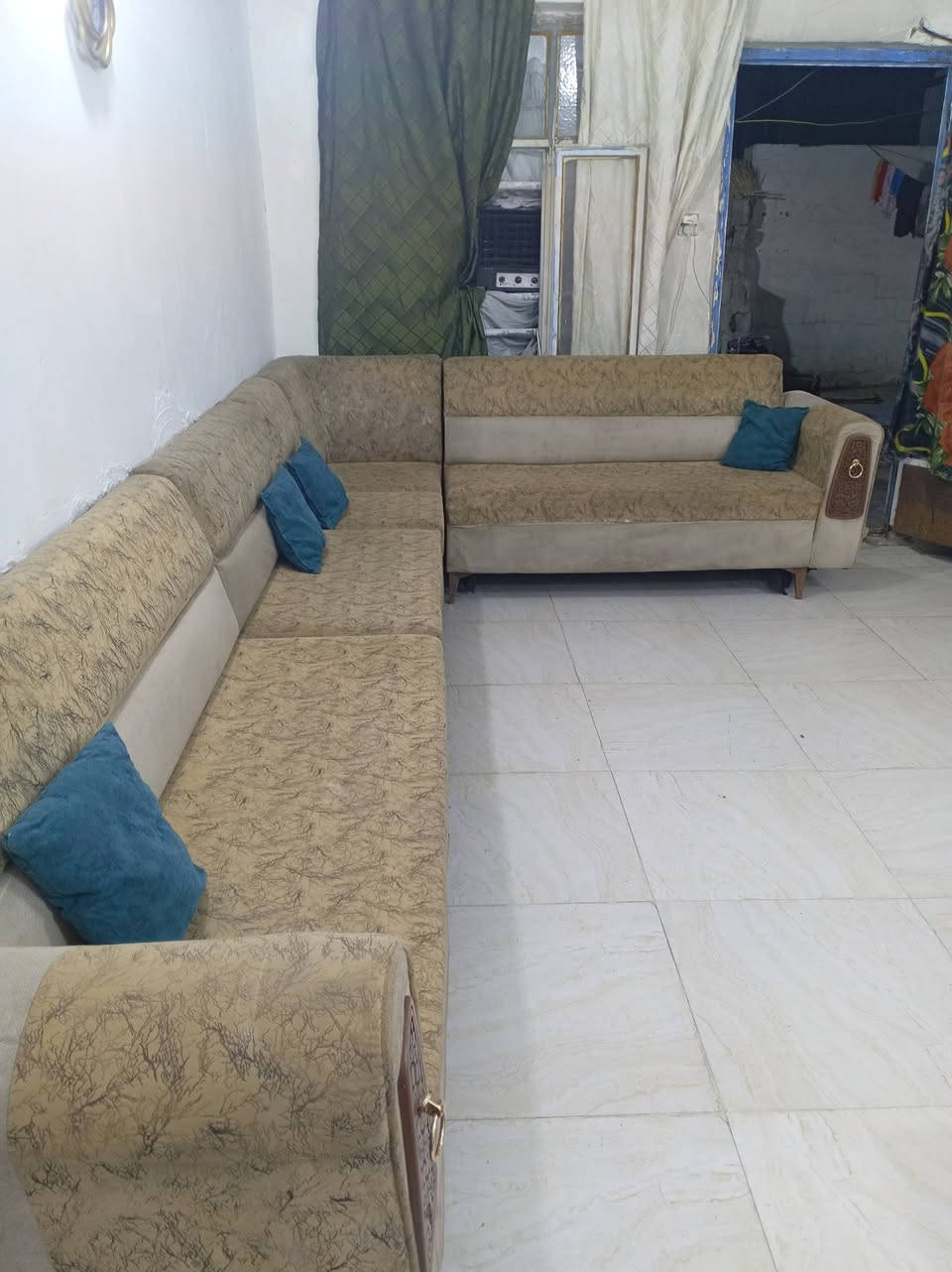 سلام عليكم تخم ديوان اي ضررر مابي تكمه البيع مقعد 10 سعر 150 مكان بغداد بل زعفرانيه اتصال *********** مستعجل ع بيعه مستعجل
