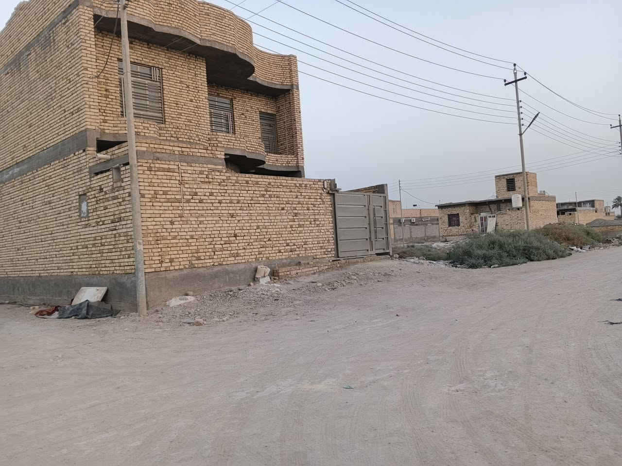 السلام عليكم يوجد هيكل للبيع زراعي المكان قرب جسر ابو جديبه حي الامير المساحه 200 متر طابوك كونكريت بناء طابقين خريطه هندسيه تأسيس ماي كافت الخدمات منطقه سكنيه السعر 92 وبيه مجال الاستفسار *********** ملاحظه توجد يمه قطعه 200 متر سعر 22 امجد للعقار مستعدون لكافة العروض
