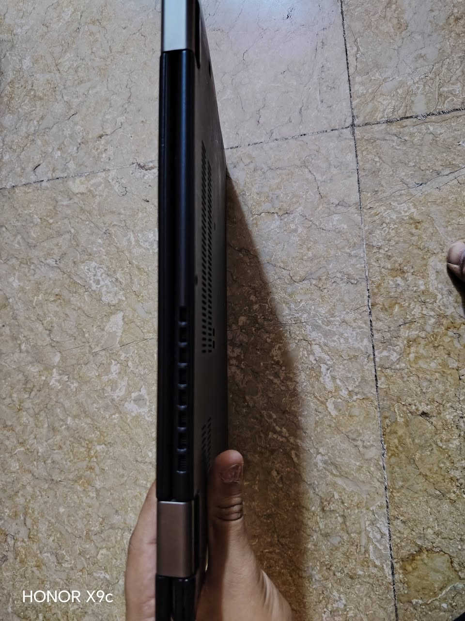 ​المعالج: Intel Core  i7 (الجيل الثامن)
الذاكرة العشوائية (RAM):  أو 16GB DDR4 (مدمجة)
​التخزين:  512 M.2 NVMe SSD
​الشاشة: 13.3 بوصة FHD (1920×1080) IPS تعمل باللمس، قابلة للطي 360°
​القلم: ThinkPad Pen Pro مدمج وشاحن داخل الجهاز
​كارت الشاشة: Intel UHD Graphics 620 (مدمج)
​البطارية: 50Wh مع دعم الشحن السريع (Rapid Charge)
​المنافذ: Thunderbolt 3، USB-C، 2x USB 3.1، HDMI 1.4b، قارئ microSD، منفذ سماعات 3.5mm
​الأمان: قارئ بصمة + غطاء كاميرا ThinkShutter

الرقم:/ *********** واتساب فقط

نص مكتوب في الصور:
- HONOR X9c