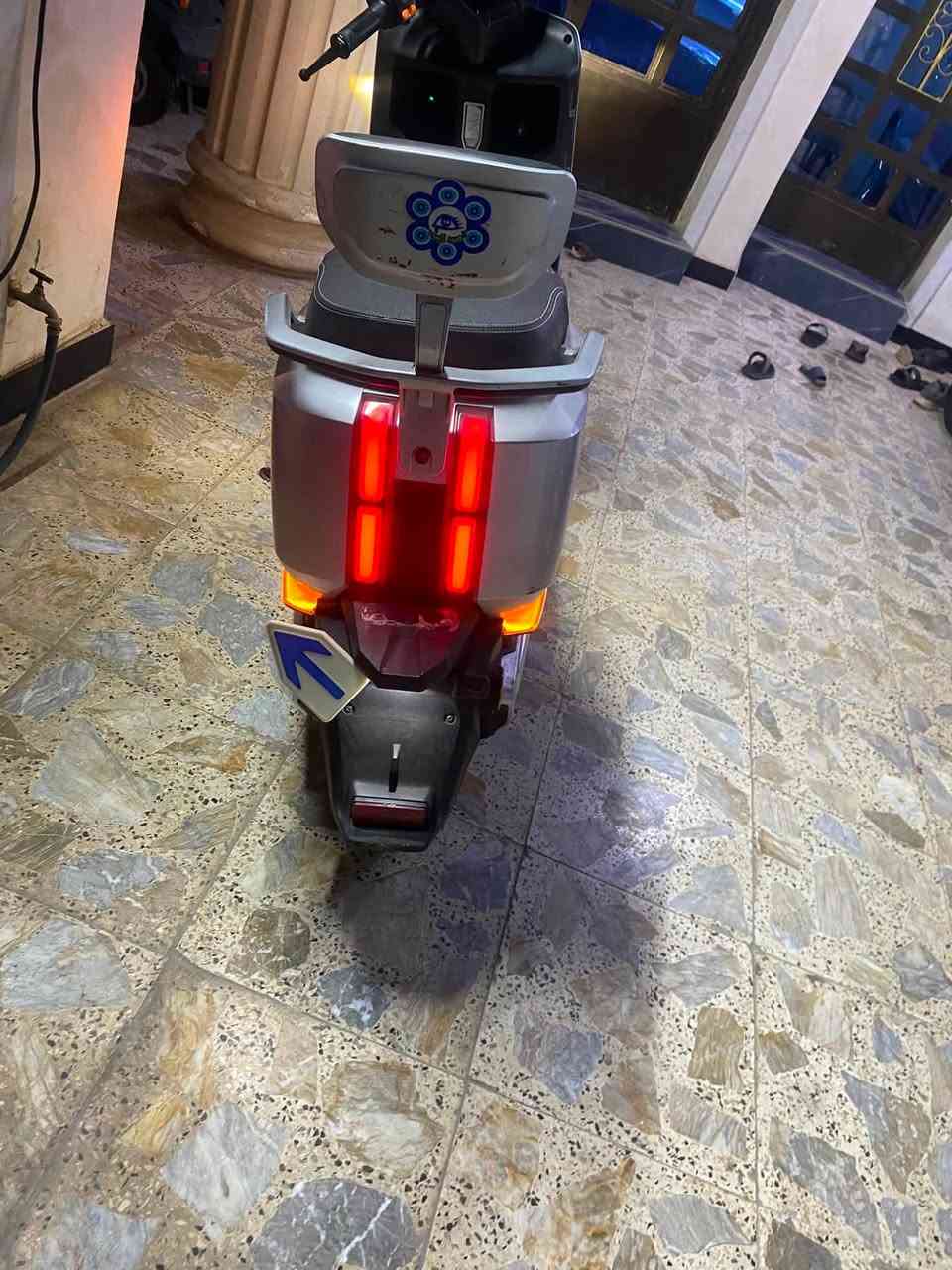 سلام عليكم 🛵 سكوتر كهربائي TAILG (ريان - RAYAN) للبيع
 النوع والماركة: TAILG (تيلج) متانة ورصانة معروفة.
 اللون: فضي (سلفري) مميز.
 النظافة: 70% (نظيفة، كهربائيات كلها شغالة، وجاهزة للركوب مباشرة).
 الأداء: تمشي 30 كيلو وبعدها تبدأ تضعف عزمها حتى تنبهك تشحنها.
 المواصفات والكهربائيات:
 شاشة رقمية (ديجيتال) تعرض السرعة ومستوى البطارية.
 لايتات أمامية LED قوية جداً + ستوب خلفي حديث وشريط إضاءة جانبي.
 كوشن عريض ومريح مع مسند ظهر خلفي للراكب.
 أرضية واسعة للأقدام مع قواعد ألمنيوم.
 إطارات CST الأصلية بحالة جيدة.
 السعر: 750 ألف دينار عراقي (وبيها مجال للشراي)
 العنوان: بغداد - الشعلة
 رقم التواصل / واتساب: ***********
