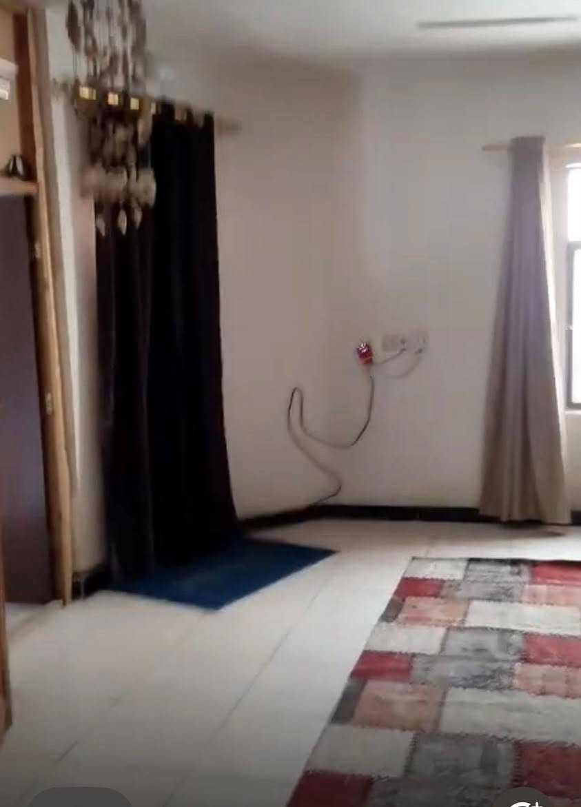 السلام عليكم
بيت للبيع طابوا مساحته 200م طابقين يحتوي على 4غرف نوم 
مع كراج للسياره وحديقه عدد 2
صحيات عدد 2
في ابو غريب منطقه الشهداء 
هاتف للتواصل *********** بغداد, العراق
