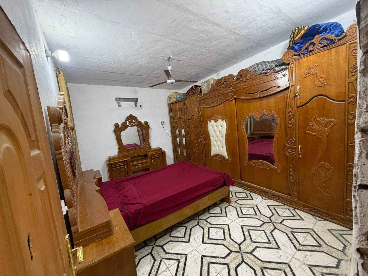 السلام عليكم غرفه نوم موديل إيطالي شغل عراقي بيبان سلايت 6 بيبان ملحقاتها ميز مرايه + زاويه + جربايه و ملحقها ( سعر خاص ) رقم الهاتف (***********) 
العنوان القاسم داينيه
