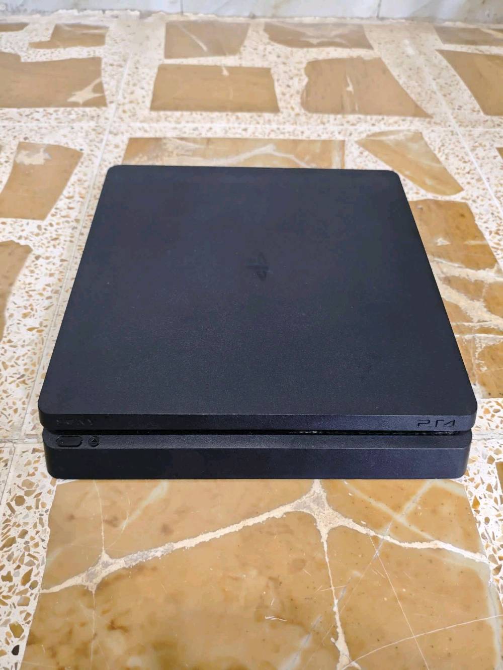 بلي فور سلم مهكر للبيع
نضيف ما مفتوح
نص تيرا
بيه العاب 
مع كامل الملحقات ويدتين يده اصلي والثاني تجاري
السعر 300 قفل