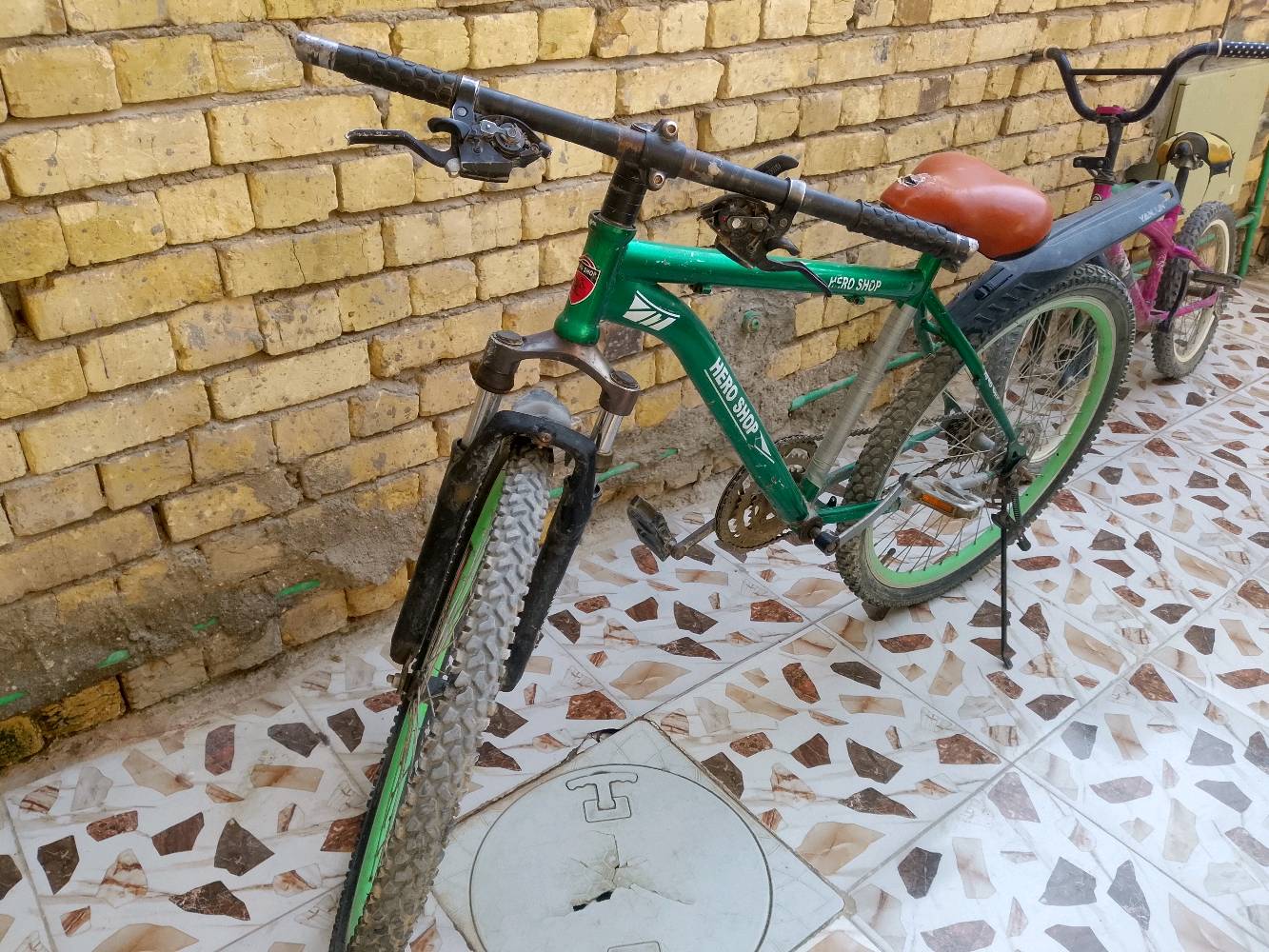 السعر 100 الف وبيه مجال