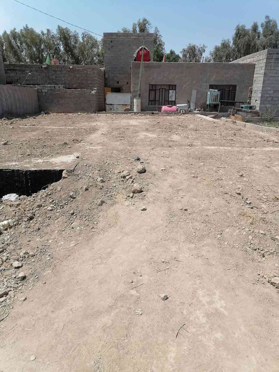 للبيع.. بتلو ٢١٦ م صب كونكريت ٥٠ في ٥٠ يحتوي على ٢ غرفه نوم وصاله ومطبخ واستقبال وصحيات واجهه ١٢ م ونزال ١٨ حي زليزل كاع بيت مبدر دواح مقابيل سيد شهيد الجمراوي متوفر ماء وكهرباء كما هو موضح في الصور والفيديو أدناه للاستفسار مراجعه مكتب القريني للعقار الجمعيه بالقرب من السايدين *********** او ***********
