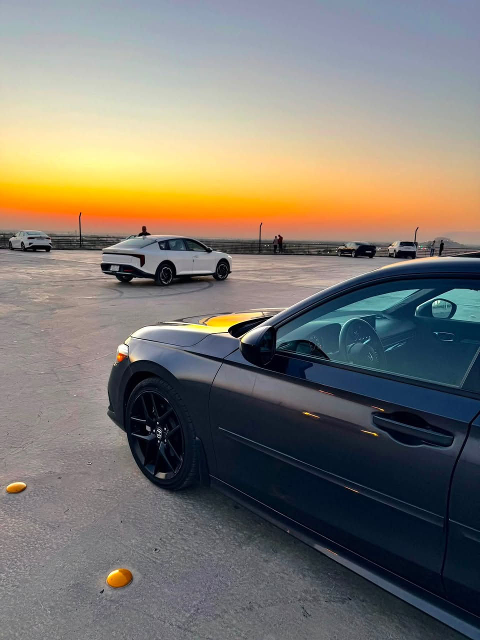 للبيع | Honda Civic Sport Hybrid موديل 2025
• الموديل: 2025.
• الفئة: Sport Hybrid.
• نوع الوقود: هايبرد (بنزين + كهرباء).
• سعة المحرك: 2.0 لتر.
• القوة الإجمالية: 200 حصان.
• ناقل الحركة: e-CVT أوتوماتيك.
• نظام الدفع: أمامي (FWD).
• استهلاك وقود اقتصادي جدًا.
• جنوط رياضية قياس 18 إنش.
• إضاءة LED أمامية وخلفية كاملة.
• شاشة وسطية تعمل باللمس.
• شاشة عدادات رقمية.
• يدعم Apple CarPlay وAndroid Auto لاسلكيًا.
• شاحن لاسلكي للهاتف.
• دخول وتشغيل ذكي بدون مفتاح.
• تشغيل السيارة عن بُعد.
• مقاعد رياضية بتنجيد فاخر.
• مقود متعدد الوظائف مع بدلات تبديل السرعة (Paddle Shifters).
• مثبت سرعة راداري ذكي.
• نظام المحافظة على المسار.
• نظام التحذير من الاصطدام مع الكبح التلقائي.
• نظام مراقبة النقطة العمياء.
• كاميرا خلفية متعددة الزوايا.
• حساسات أمامية وخلفية.
• مكيف أوتوماتيكي ثنائي التحكم.
• فرامل إلكترونية مع Auto Hold.
.السعر 142 ورقة.
٠للاستفسار:***********
