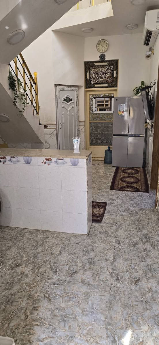 بيت للبيع المساحه 100م كلشي موضح بالصور والفيديو يبعد عن شارع ابو مهدي المهندس ٣٠٠ متر 
رقم الهاتف 
***********
***********
