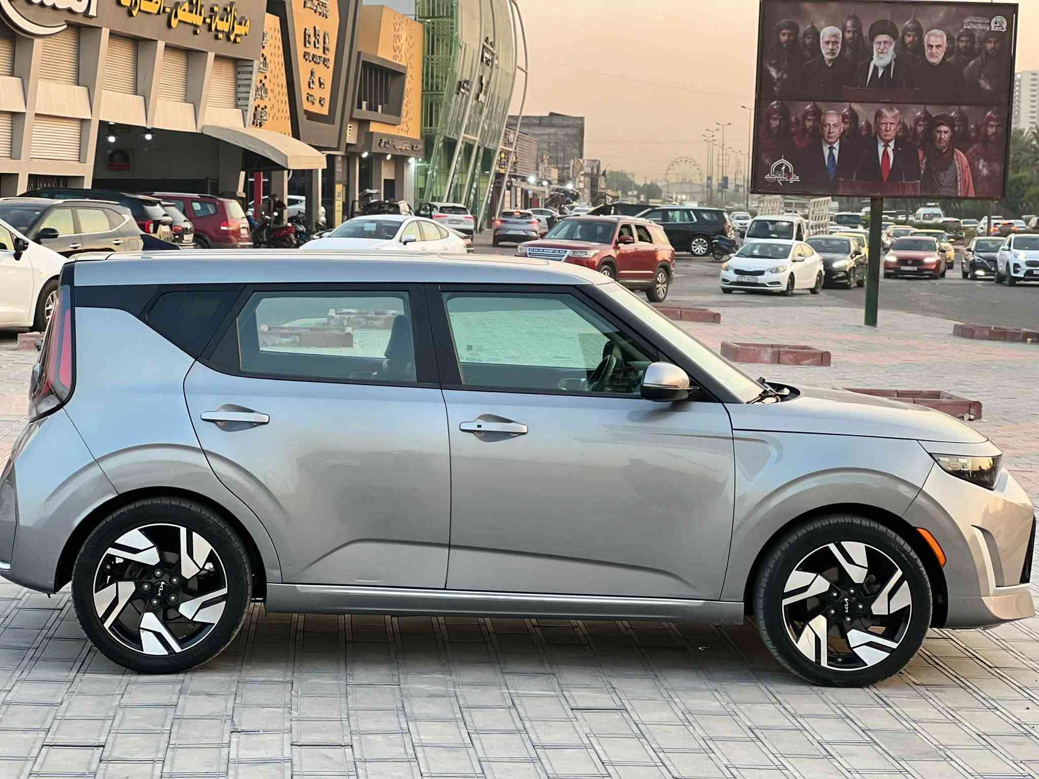 يالله
سيارة كيا سول (Kia Soul) موديل 2023 فئة GT-Line:
1. المحرك والأداء
 المحرك: 4 أسطوانات (I4) تنفس طبيعي بسعة 2.0 ليتر (\bm{2.0\text{L}}).
 القوة الصافية: 147 حصان عند 6,200 دورة/دقيقة.
 عزم الدوران: 132 رطل-قدم (179 نيوتن.متر) عند 4,500 دورة/دقيقة.
 ناقل الحركة: أوتوماتيكي متغيّر باستمرار ذكي (IVT / CVT).
 نظام الدفع: أمامي (FWD).
2. التصميم الخارجي والقطع الخاصة بـ GT-Line
 المقدمة والشبك: شبك أمامي رياضي كبير بلون أسود مع لمسات كروم رياضية وشعار كيا الجديد.
 العجلات (الجنوط): ألمنيوم رياضية قياس 18 بوصة بتصميم محدد لفئة GT-Line.
 المصدات: صدامات أمامي وخلفي بتصميم رياضي مع مخرج عادم خلفي كروم في الوسط.
 الإضاءة: مصابيح أمامية وخلفية بتصميم حديث مع إضاءة نهارية LED.
3. المقصورة والتكنولوجيا
 الشاشة الترفيهية: شاشة لمس مقاس 10.25 بوصة تدعم Apple CarPlay و Android Auto ونظام ملاحة.
 عجلة القيادة: عجلة قيادة رياضية بقاع مسطح (D-Cut) مكسوة بالجلد مع شعار GT-Line وتطريزات مميزة.
 المقاعد: مزيج بين الجلد والمقماش الرياضي مع تطريزات متباينة.
 النظام الصوتي: نظام صوتي ممتاز (متوفر بتجهيزات Harman Kardon في بعض الفئات العالية).
 الميزات: شاحن لاسلكي للهواتف، فتحة سقف كهربائية، ونظام تكييف أوتوماتيكي مزدوج المناطق.
4. أنظمة الأمان والمساعدة
 نظام التحذير من التصادم الأمامي مع فرملة الطوارئ الذاتية (FCA).
 نظام الحفاظ على المسار والتنبيه عند الخروج منه (LKA / LFA).
 نظام مراقبة النقاط الكوراء (BCA) والتحذير من حركة المرور الخلفية (RCCA).
 مثبت سرعة ذكي متكيف.
 كاميرا خلفية مع حساسات ركن.
السعر 145$ مجال بسيط
مكاني بغداد شارع الربيع
