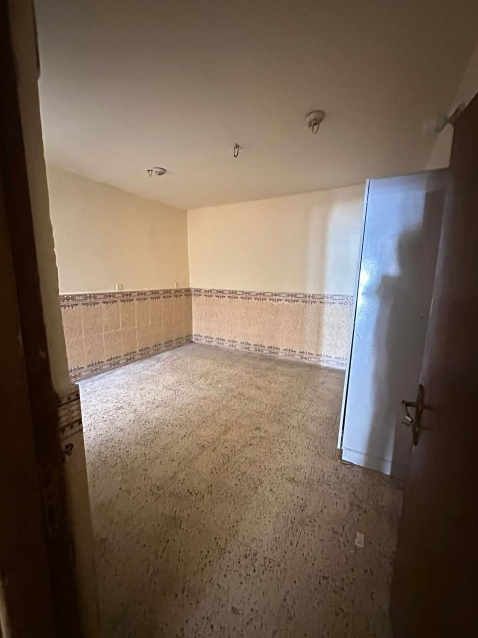 الدار للايجار🏡
الشعب شارع الاسواق المركزية اعقاري 📍

المساحة 80 م 

يحتوي الطابق الارضي على كراج واستقبال ومطبخ وخدمات وغرفة نوم

والطابق الثاني يحتوي على غرفة نوم وبيتونة وسطح

سعر الايجار 550 

للاستفسار اكثر يرجى الاتصال على الرقم التالي ***********
