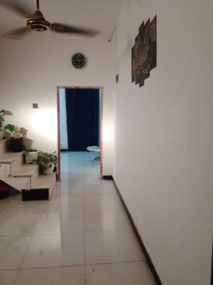 🏡 دار للبيع – فرصة بسعر مناسب
📍 الموقع: وردية خارج، شارع المشجر، مقابل الدكتور أحمد جمل.
📐 المساحة: 120 م
📏 الواجهة: 6 م
🛣️ عرض الشارع: 8 م
📄 نوع العقار: طابو زراعي – سند 25
مواصفات الدار:
طابق واحد
غرفة نوم
استقبال
هول
مطبخ
خدمات صحية داخلية
🔹 ملاحظة: يحتاج فقط إلى ستارة وبيتونة.
✅ الخدمات متوفرة بالكامل:
ماء
مجاري
إنترنت ضوئي
💰 السعر: 42 مليون دينار، قابل للتفاوض.
📱 للتواصل واتساب: ***********
