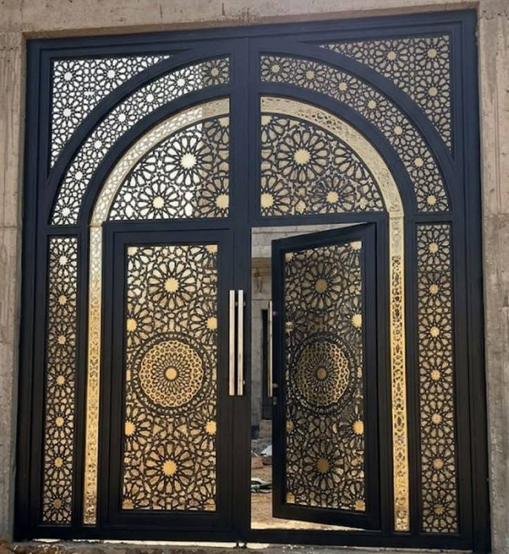 الحداد هيثم العباسي 
الحداد يوسف ابو اثمن 
***********وتساب 
جملونات بواب شبابيك 
شواصي مال مطور 
قمريات وجهات ديادي انواع
بواب ملكي محجلات انوع ال ديكورات 
يوجد قصط
