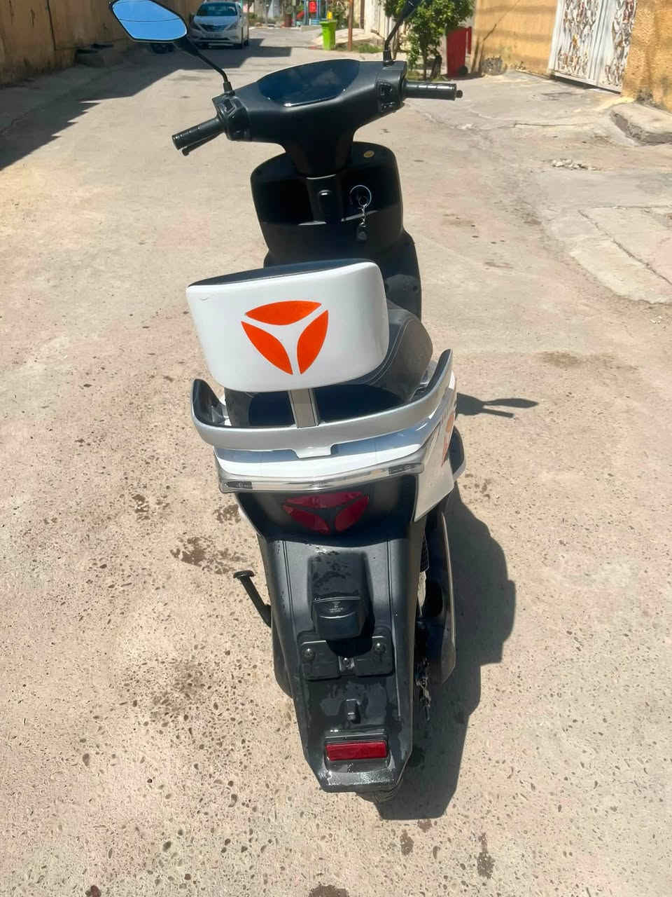 دراجة كهربائية Gt20 من شركة Yadea نظيفة جداً،استخدام محافظ
٦بطاريات وقوة تحمل قوية تحمل اكثر من ٣٠٠ كيلو 
كاملة المواصفات من حيث الشحن وغيرها 
الدراجة جاهزة للفحص والتجربة 
التواصل ***********
