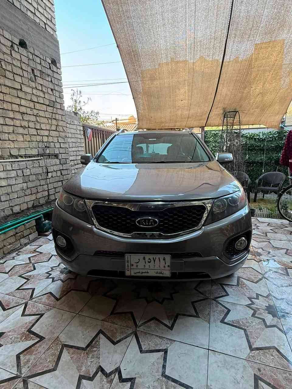 🔥 للبيع أو المَروس 🔥
🚘 كيا سورينتو 2012 (فول مواصفات EX)
 المحرك: 6 سلندر 3500 سي سي.
 السعة: 7 راكب.
 المواصفات: بانوراما، بصمة، كشنات جلد للطرفين كهرباء مع خزن ميموري، تبريد وتدفئة كشنات (أمام وخلف)، تبريد 3 قطع، مري شفط مع إشايير.
 الضرر: حادث أمريكي (جاملغ وبنيد)، جردة عدي وصبغت بالكامل (بيع حزام للتنظيف).
 السنوية والتحويل: السيارة باسمي، والتحويل يتم في اليوم الثاني مباشرة.
 المكان: بغداد - الزعفرانية
 للإستفسار والاتصال: ***********
