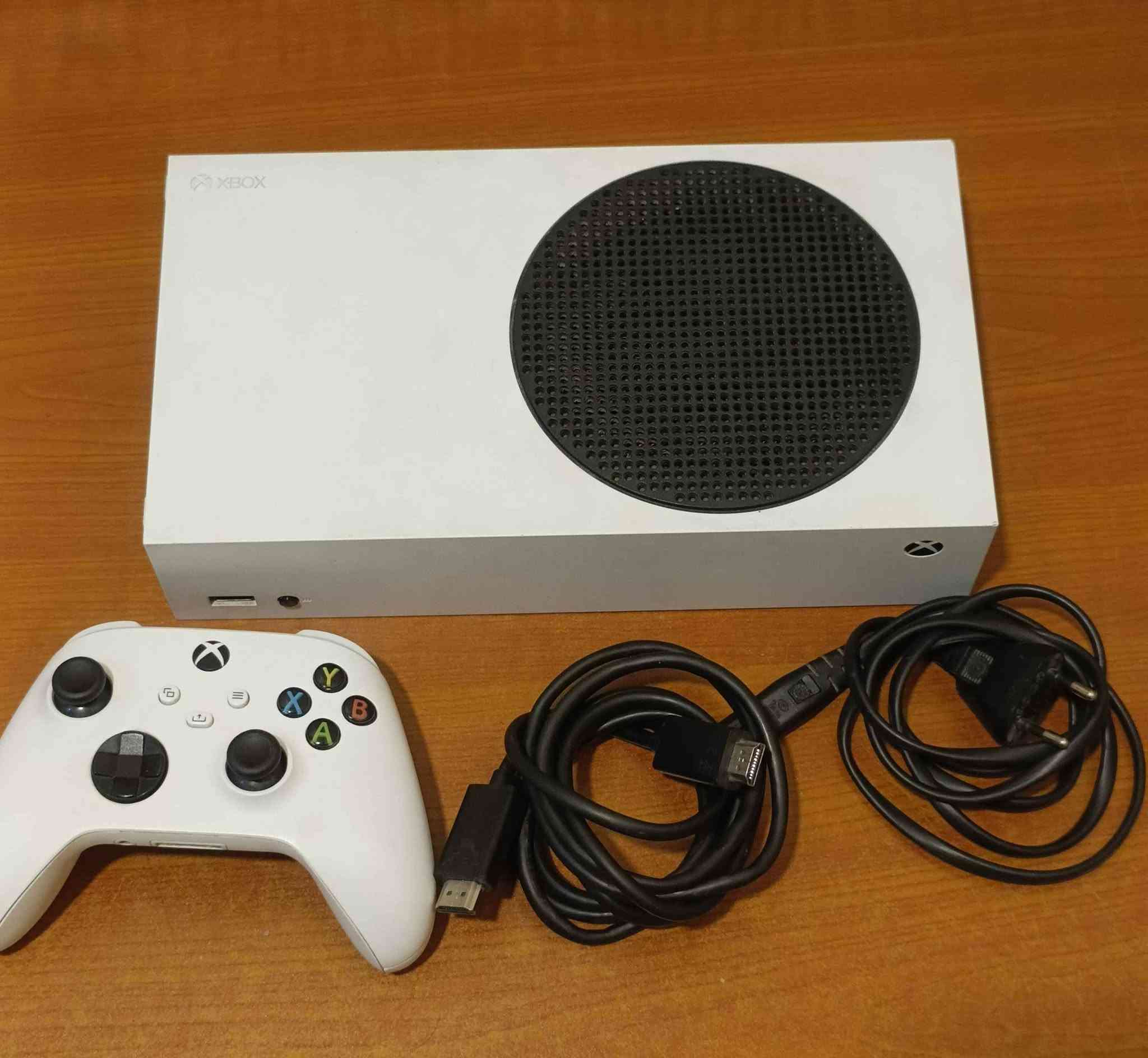 اكس بوكس (Xbox) نظيف جداً (أخو الجديد) كما موضح بالصور.
 المواصفات والملحقات:السعة التخزينية: 512 جيجابايت.
حالة الجهاز: ما مفتوح نهائياً، خالي من أي عيوب أو تصليح أو خدوش.
الملحقات الأصلية الكاملة: الجويستيك الأصلي، كيبل الباور، كيبل HDMI، بالإضافة إلى الكارتون الأصلي بحالة نظيفة جداً.
 السعر: 450 ألف دينار عراقي.
 التوصيل: 5 آلاف دينار فقط لجميع محافظات العراق
 للاستفسار والتواصل: *********** البصرة, العراق
