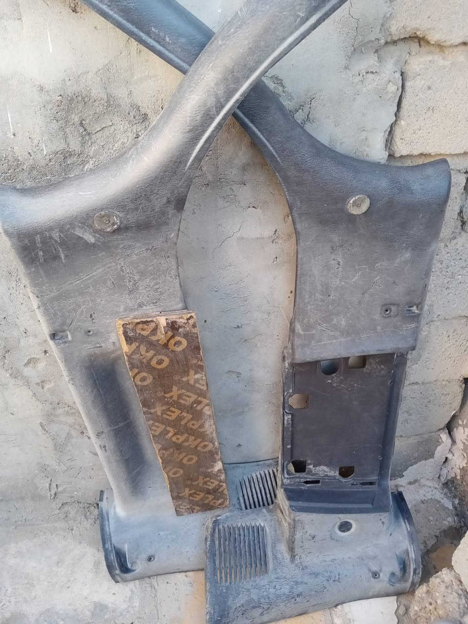 سلام عليكم غراض جيب شاروكي 2000نضاف 4تاير جبلي هو رنكه وقرفه كامله بيبان 4نضاف مكان ناصريه ***********
