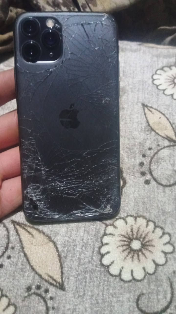 ايفون ١١ برو • بطارية ٧٣ • ضهر مكسور