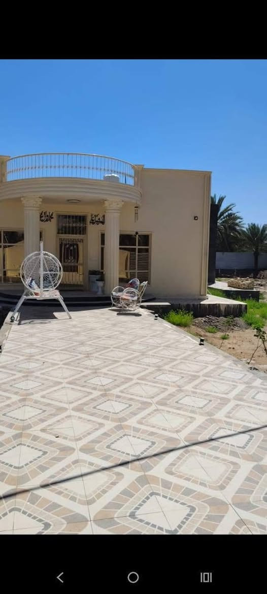 ارض مساحتها دونم و300 م طابو زراعي 25 منطقة الرشيدة مسيجة بالكامل تبعد عن السيطرة حوالي 100م فيها فيلا بناء حديث 2026 بناء درجة اولى مثل ماموجود بالتصوير كذلك فيها منظومة كهرباء شمسية 27 امبير تباع مع الاثاث
