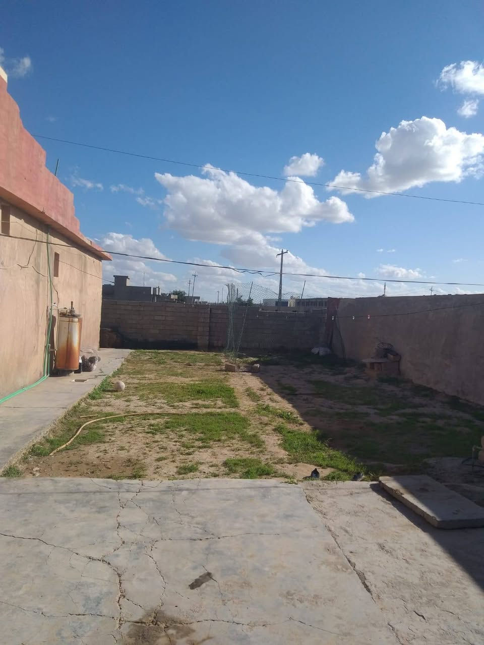 سلام عليكم يوجد دار للبيع في بيجي حي العسكري الثاني قريب ع شارع الحولي  مساحه ٣٦٠ طابو شرط التحويل ستفسار اتصل *********** @
