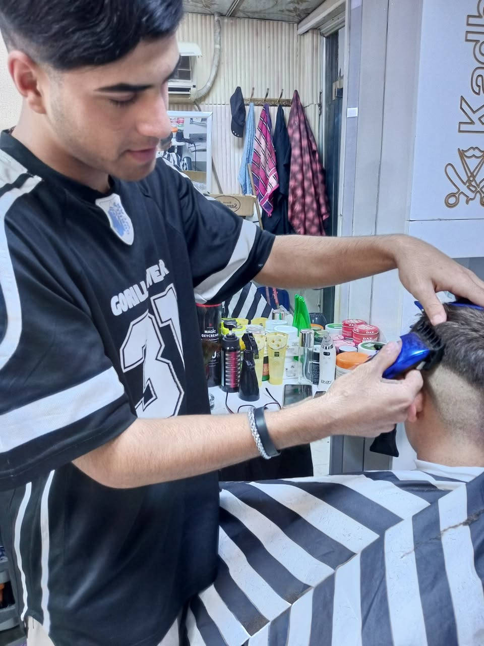 يعلن محل نيولك للحلاقه بأدارة كاظم وكرار🧿
‏عن فتح باب التسجيل لدورات الحلاقه الرجاليه
‏مدة الدوره شهر
‏(نظري+عملي) 
‏*كل الدروس محفوظه الكترونياً على شكل فديوهات تعليميه للمتدرب
‏من الصفر لحد الاحتراف
‏الدوره تشمل كل ما يخص الحلاقه الحديثه من:-
‏تدريج شعر🧵
‏تعلم استخدام نوعين من الخيط(فم+مقص) 🧵
‏تعلم تدريج لحيه🧵
‏تعلم استخدام سشوار شعر🧵
‏تحديد بأنواعه🧵
‏تعلم استخدام جهاز شمع🧵
‏تعلم استخدام جهاز بخار🧵
‏تعلم العنايه بالشعر🧵
‏تعلم جلسة العنايه بالبشره🧵
‏تعلم استخدام جهاز شفط دهون🧵
‏تعلم العمل بالمكينه الثلاثيه الروسيه🧵
‏تعلم استخدام مكينه الانف والاذن🧵
‏تعلم استخدام كاويت شعر🧵
‏طريقه عمل مسرحات شعر🧵
‏طريقه عمل خبطات بشره🧵
‏تعلم استخدام السناره🧵
‏صبغ الشعر+اللحيه وكيفية استعماله🧵
‏تعليم طريقة صبغ اللون السلفري(الابيض)🧵
‏برنامج ادارة المحل🧵
‏التعليم على جهاز الهايدروفيشل⭐
‏تعليم طريقة عمل الكيرلي⭐
‏كيفية التعامل مع الزبون⭐
‏#العنوان بابل المسيب فرع مرطبات النورس 
‏للحجز والاستفسار على الارقام التاليه او مراسلة الصفحه
‏***********
‏***********
‏_المسيباوي لدورات الحلاقة
‏
