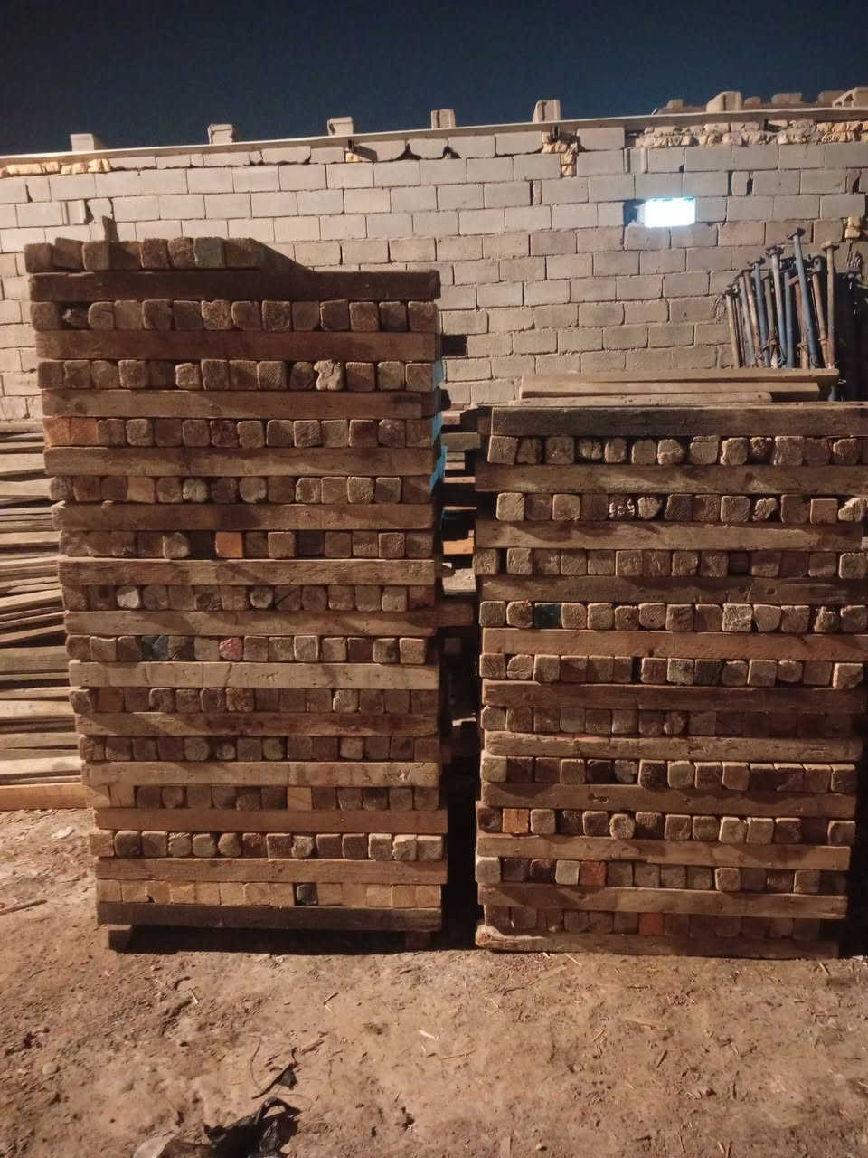 قالب خشب للبيع
العدد 5مكعب 
لوح 3متر 1مكعب 
سير 3متر 1مكعب 
سير متر ونص 1مكعب 
سير ابو المتر 2مكعب 
العنوان البصره 
سعر مليونين 
***********
