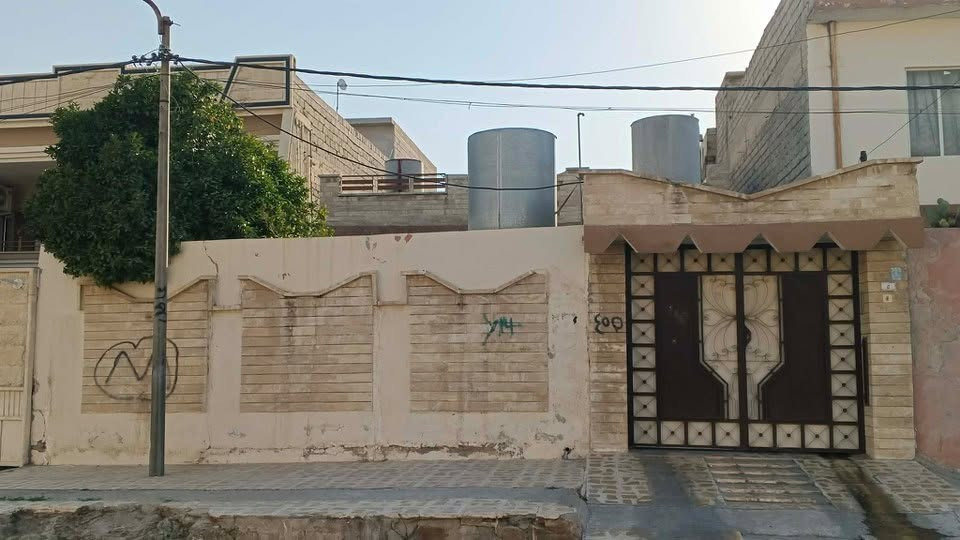 حي اليرموك
بيت للبيع مساحة 350 متر 
واجهة شروق 
ثالث بيت عن الشارع العام 
طابق ونص 
***********واتساب فقط
