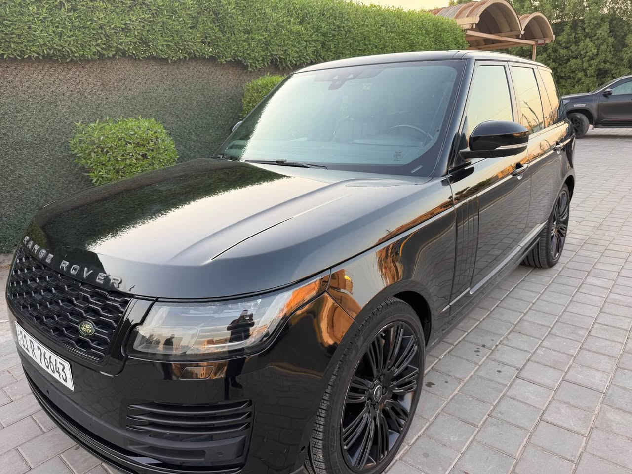 رانج روفر Autobiography 2020 | 
Supercharged V8

▪️ الفئة: أوتوبيوغرافي (Autobiography)
▪️ الموديل: 2020
▪️ المحرك: 5.0 لتر V8 سوبرتشارج
▪️ القوة: 525 حصان
▪️ ناقل الحركة: أوتوماتيك 8 سرعات (ZF)

السياره ماشيه 
رقم بغداد 
مكاني بغداد
السياره بأسمي تحويل مباشر 
المواصفات:

* سقف بانوراما.
* جلد مع تدفئة، تبريد، 
* شاشتان Touch Pro Duo.
* شاشة عدادات رقمية.
* نظام صوت Meridian.
* كاميرات 
* حساسات أمامية وخلفية.
* مثبت سرعة راداري.
* نظام المحافظة على المسار.
* باب خلفي كهربائي.
* تعليق هوائي قابل لتعديل الارتفاع. 
للاستفسار ***********السياره بيه بنيد بلادي صبغ جزء من الجاملغ امامي داير الجاملغ الخلفي السعر 420بيه مجال بغداد, العراق
