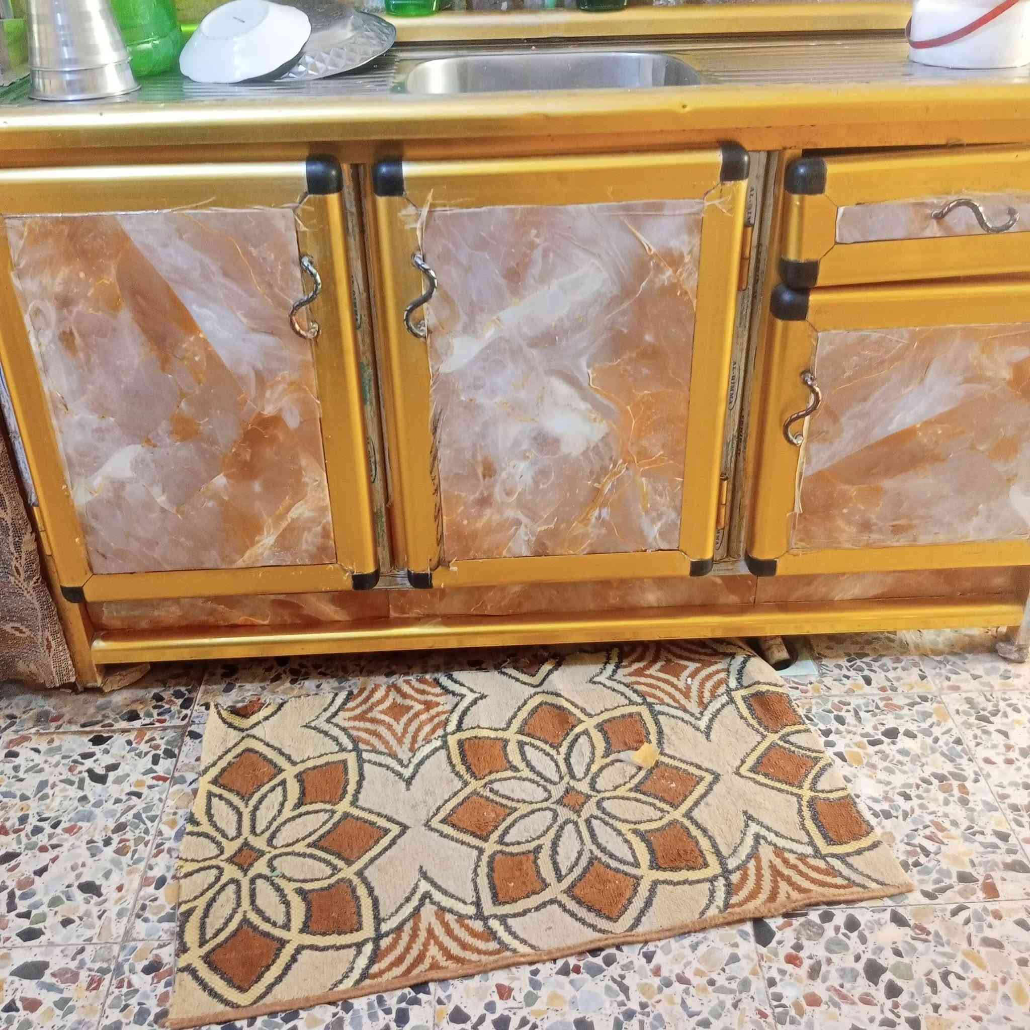 سلام عليكم كاونتر كامل للبيع مكان نجف كاونتر اجدد من الصوره سعره ٣٥٠وبي مجال لشراي الاتصال عله هاذه الرقم***********
