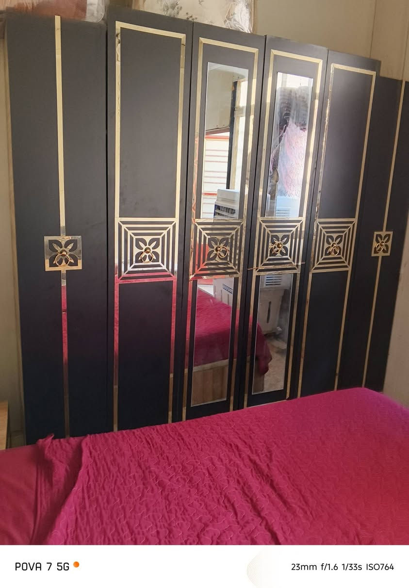 غرفه خمس قطع نضيفه
بيها ضرر بالكنتور بس مصلحها 
رايدته ب٢٥٠ للشراي فقط بيها مجال 
مستعجلة على بيعتها كولش 
مكاني بغداد / الدورة 
*********** هاذا الرقم للتواصل
