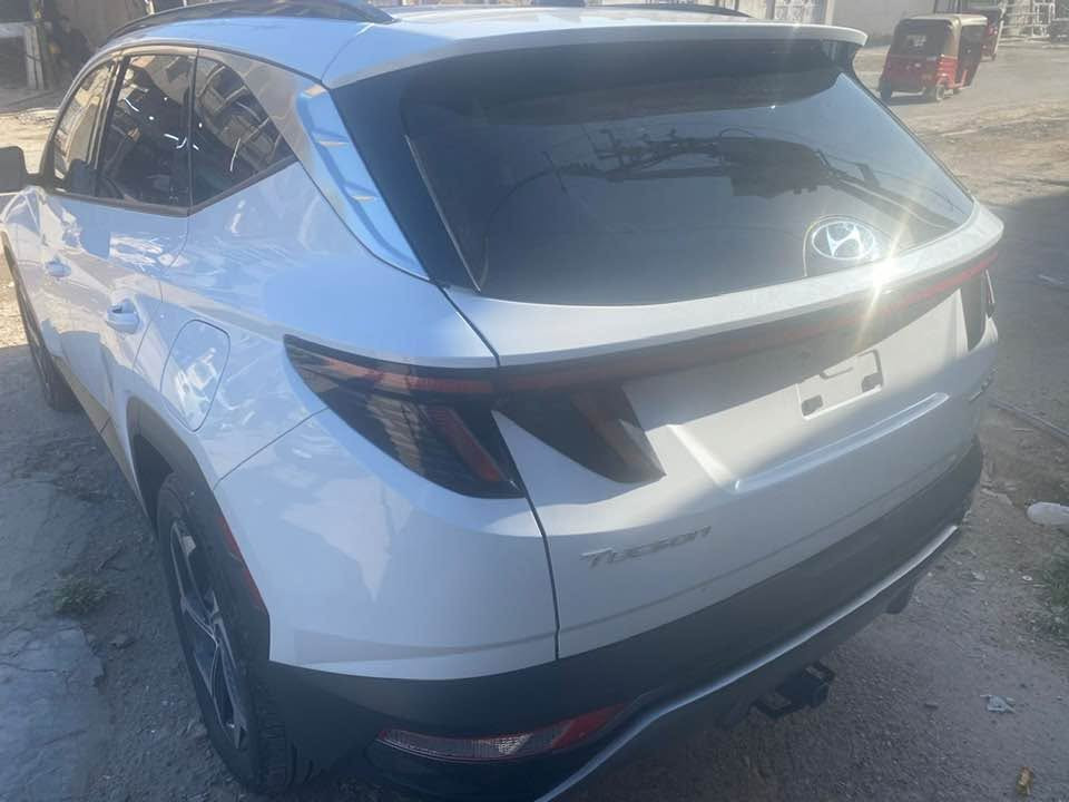 � هيونداي توسان 2024 Hybrid – فل الفل 🔥🔥

🇺🇸 وارد أمريكي
📅 موديل 2024
⚡ هايبرد
📍 ماشية فقط 14 ألف كم
💎 أعلى مواصفات – Full Full

✨ المواصفات:

* محرك هايبرد 1.6 تيربو
* دفع رباعي AWD
* قير أوتوماتيك
* سقف بانوراما
* جلد فاخر
* مقاعد أمامية كهربائية
* تدفئة وتبريد المقاعد
* تدفئة المقود
* شاشة وسطية كبيرة
* شاشة عدادات رقمية
* Apple CarPlay & Android Auto
* كاميرات أمامية على الدشبول 📹
* كاميرات 360°
* حساسات أمامية وخلفية
* Blind Spot
* مثبت سرعة متكيف
* Lane Keep Assist
* تحذير مغادرة المسار
* تحذير الاصطدام الأمامي
* فرملة طوارئ أوتوماتيكية
* تحريك السيارة للأمام والخلف بالريموت 🎮
* تشغيل بصمة
* دخول ذكي
* Push Start
* شحن لاسلكي للموبايل
* باب خلفي كهربائي
* إضاءة LED
* جنوط رياضية
* تكييف أوتوماتيك
* نظام صوت فاخر
* أنظمة أمان ومساعدة قيادة متقدمة

🔥 سيارة نظيفة جداً، أعلى فئة، هايبرد، وممشاها فقط 14 ألف 
السعر 210
***********
