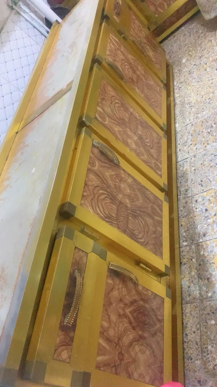 سلام عليكم كاونتر للبيع سعره350نضيف وبي ثلاث قطع عنوان بصره حيانيه شارع القائد تواصل ؏ هاذا رقم***********
