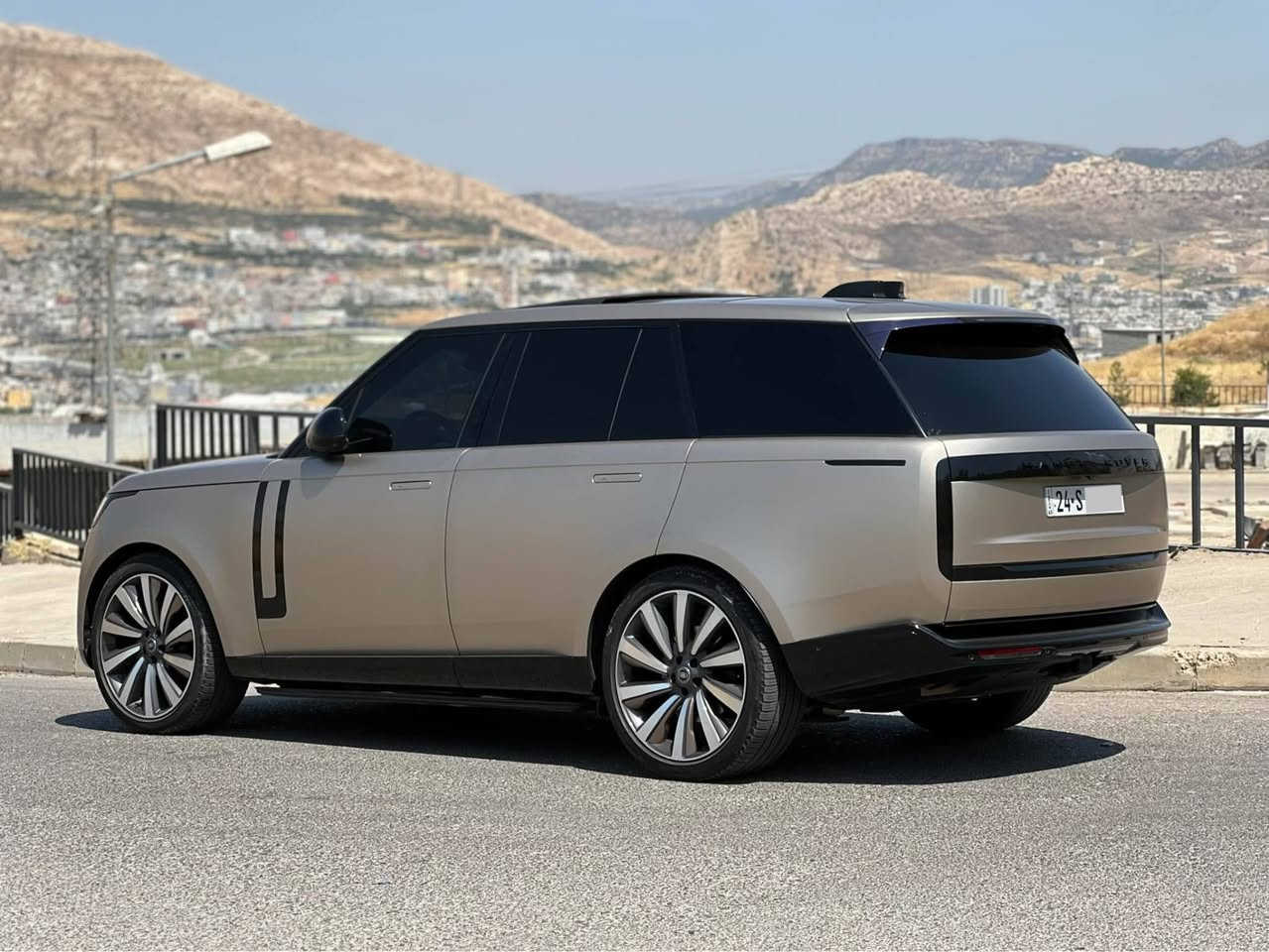✨ قمة الفخامة البريطانية.. Range Rover SE P400 موديل 2023 ✨

للراغبين في امتلاك الهيبة المطلقة والتصميم المستقبلي، النسل الجديد كلياً من أساطير رينج روفر (L460) متوفر الآن بحالة الزيرو.

🔹 الجيل الجديد كلياً
🔹 المحرك: 3.0L Turbo Inline-6 (400 Horsepower)
🔹 المنظومة: MHEV هجين خفيف + توجيه عجلات 
خلفية لمناورة فائقة

🔹 الداخلي: جلد Windsor ملكي، شاشة Pivi Pro 13.1"، نظام صوت Meridian

🔹 المميزات: تعليق هوائي متكيف، إضاءة Pixel LED، سقف بانوراما، مقابض مخفية

سيارة تجسد التميز والراحة على أعلى مستوى.

📍 المكان: دهوك
حالة السيارة: [Clean title - كلين تايتل]
📞 للتواصل والاستفسار عن السعر:
اتصال / واتساب: [***********] دهوك, العراق
