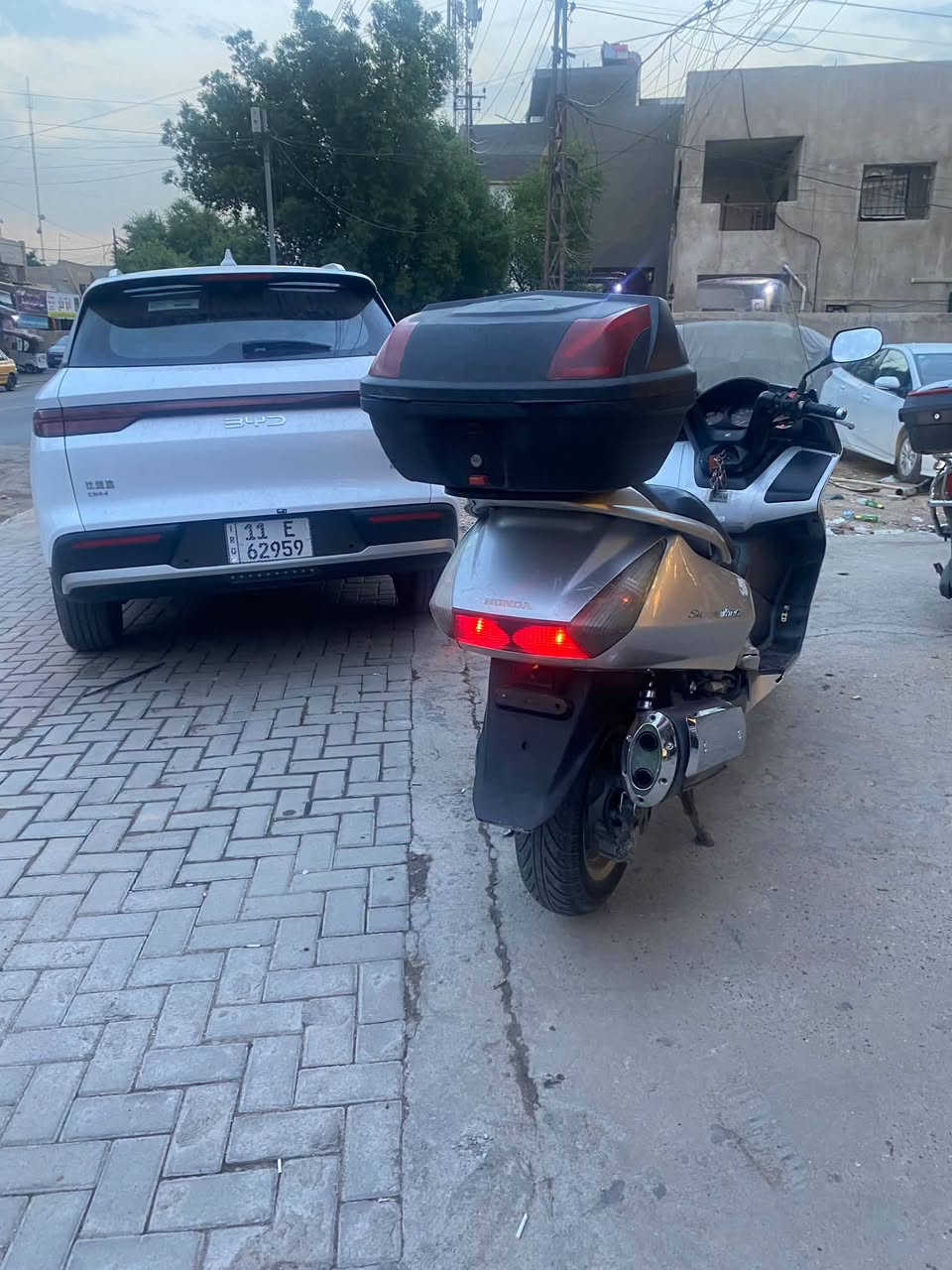 السلام عليكم سلفر ونج بقلاوه 400cc مكينتها كفاله عامه شرط نعومه شلعه معدل دراجه كلش حلوه ونضيفه مابيها اي نقص كلها شغاله كهربائيات دبلات  بريكات قفل ستيرن صندوك كلوب جنطه رقم كله شغال ماذب عليه ربع دينار صوت مكينتها واضح بلفيديو مكاني بغداد الدوره سعرها مليونين مستعجل عل بيع ***********
