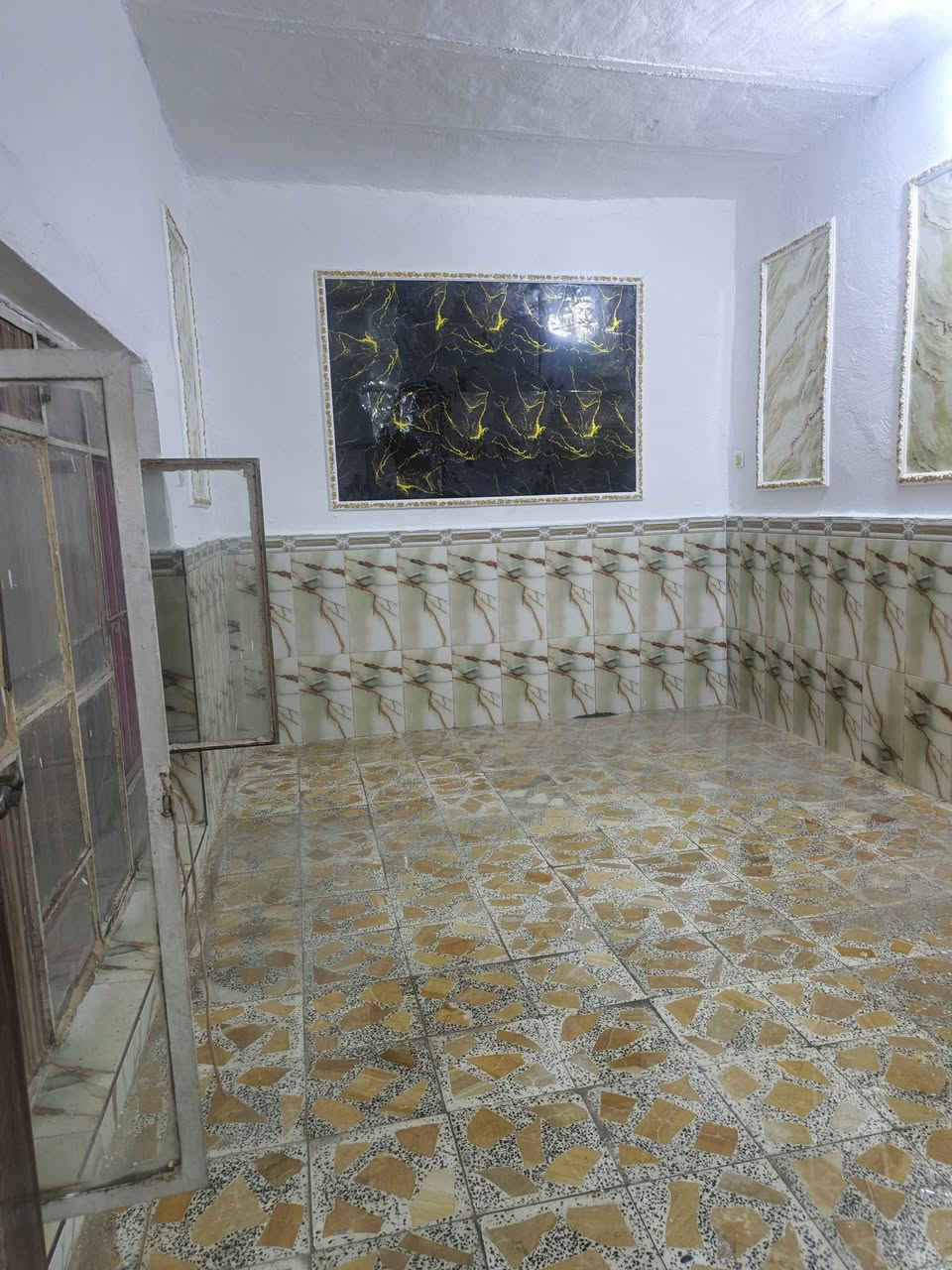 بيت للايجار
المساحه 150متر
عنوان  عواشه شارع دوريات 
يتكون: من ثلاث غرف نوم و استقبال ومطبخ و صحيات و صاله و طرمه. 
مثل ما موضح بتصوير
 الايجار الشهري 600الف .
 الاستفسار ‏‪***********‬‏
