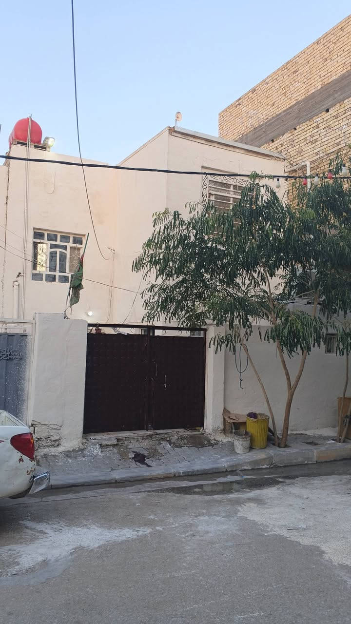 تم تخفيض السعر بيع مستعجل
حي الحضاره قرب الملعب الخماسي 
مساحه 125
 غرفتين وصاله ومطبخ وصحيات 
والطباق الثاني غرفه ومطبخ وصحيات 
بيع مستعجل 
سعر 93 وبي مجال بسيط 
***********
