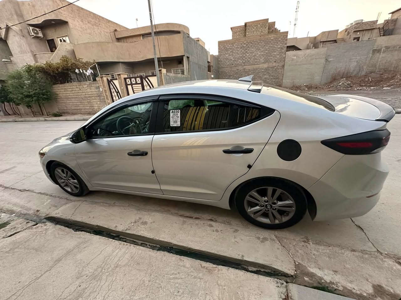 لنترا 2017 امريكي نص فول معروفة مواصفات النص
محرك 20 دوش شرط وكير شرط 

مواصفات العاديه المعروفه 
* فول تحكم ستيرن 
* سستم سماعات  عدد ٦
* مقاعد مخمل (نظيفة جداً)
* شاشة كبيرة تدعم Apple car play وAndroid Auto
*   الأنظمة الذكية (تحديد مسار و كروس سرعه )
* كامره خلفيه  
* وضعيات قياده (ico , comfort, sport ) 
* مانع انزلاق
تبريد ثلج 
رقم اربيل بأسمي شرط التحويل 
باتري جديد الله وكيل قبل 20 يوم شديته ودهن قبل اسبوع مبدل 
حدادية جديدة 
منظومة ماي كامل جديدة كلها بدلتها من جاينات على بواري 
بيها بس جاملغ يمين صبغ وبارد بكصة البنيد على كد اصبع
السيارة بدون دواخل وايرباكات كلها سليمة 
شرط ما يعوزها كلشي 
سعر (120) بيها مجال للشراي
مكاني موصل ***********
