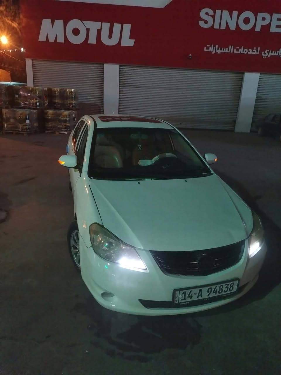 السلام عليكم.      2016.BYD. G3 كير اوتوماتيك المرغوب
مكفوله كفاله عامه 
 كير ومحرك شرط الكفاله   منظومة تبريد  جديده
  تاير نضيف محرك جديد سيارة ما عايزها اي شي فول مواصفات  سياره حلوه وشرط الفحص
 رقم بصره  انكليزي  والتحويل مباشر  جديده سنويه جديده سياره جاهزه   السعر 50 وبيه مجال رقمي***********
مكاني البصره
